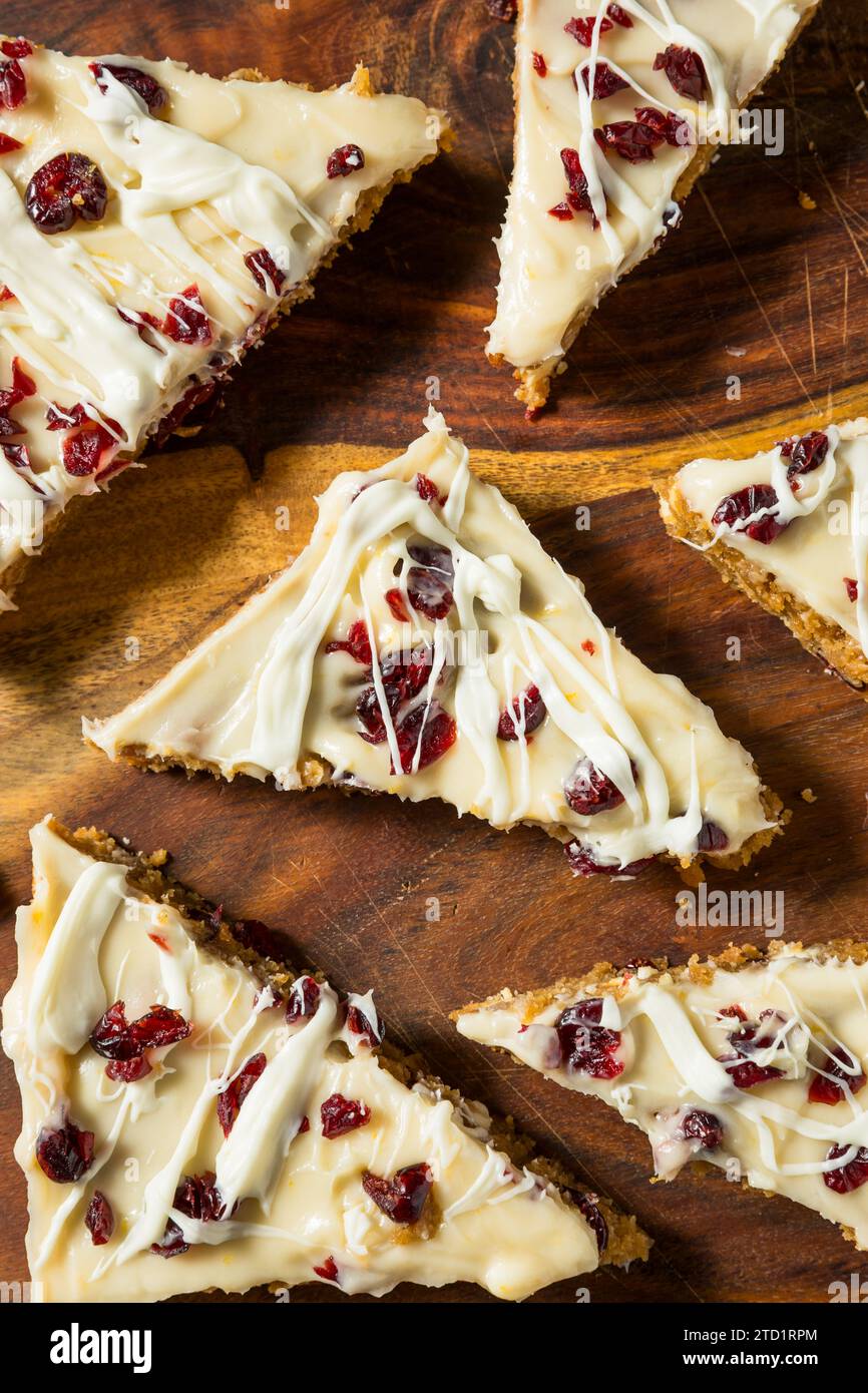 Barres de canneberge Bliss maison sucrées avec glaçage au fromage à la crème Banque D'Images