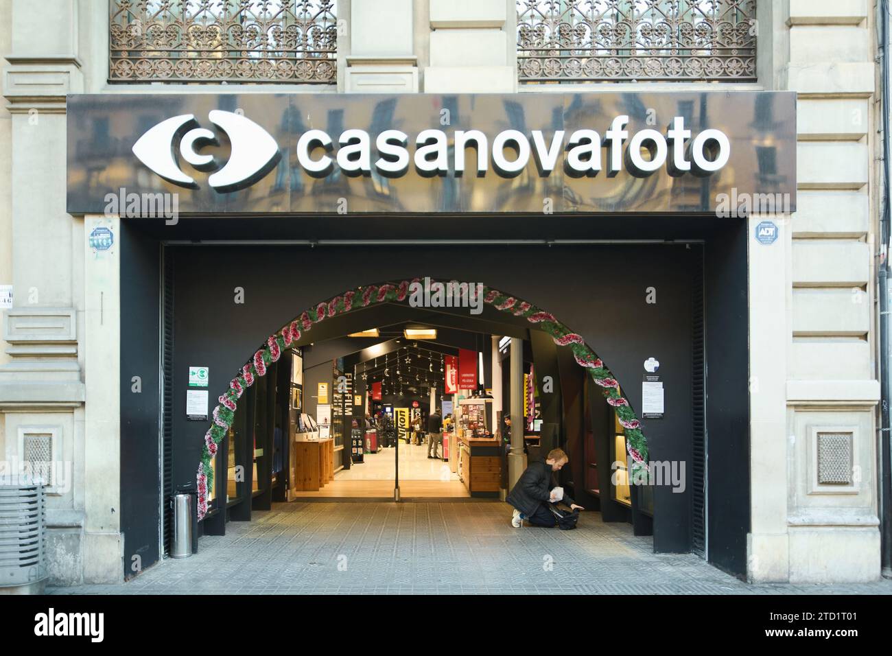 Barcelone - 15 décembre 2023 : entrée voûtée au magasin de photos Casanova à Barcelone, vous invitant dans un intérieur lumineux et accueillant plein de pho Banque D'Images