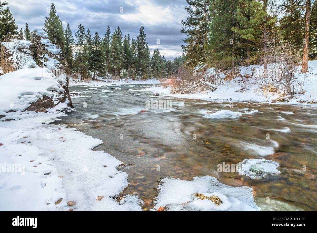 rivière clearwater entrant dans la rivière blackfoot en hiver près d'ovando, montana Banque D'Images