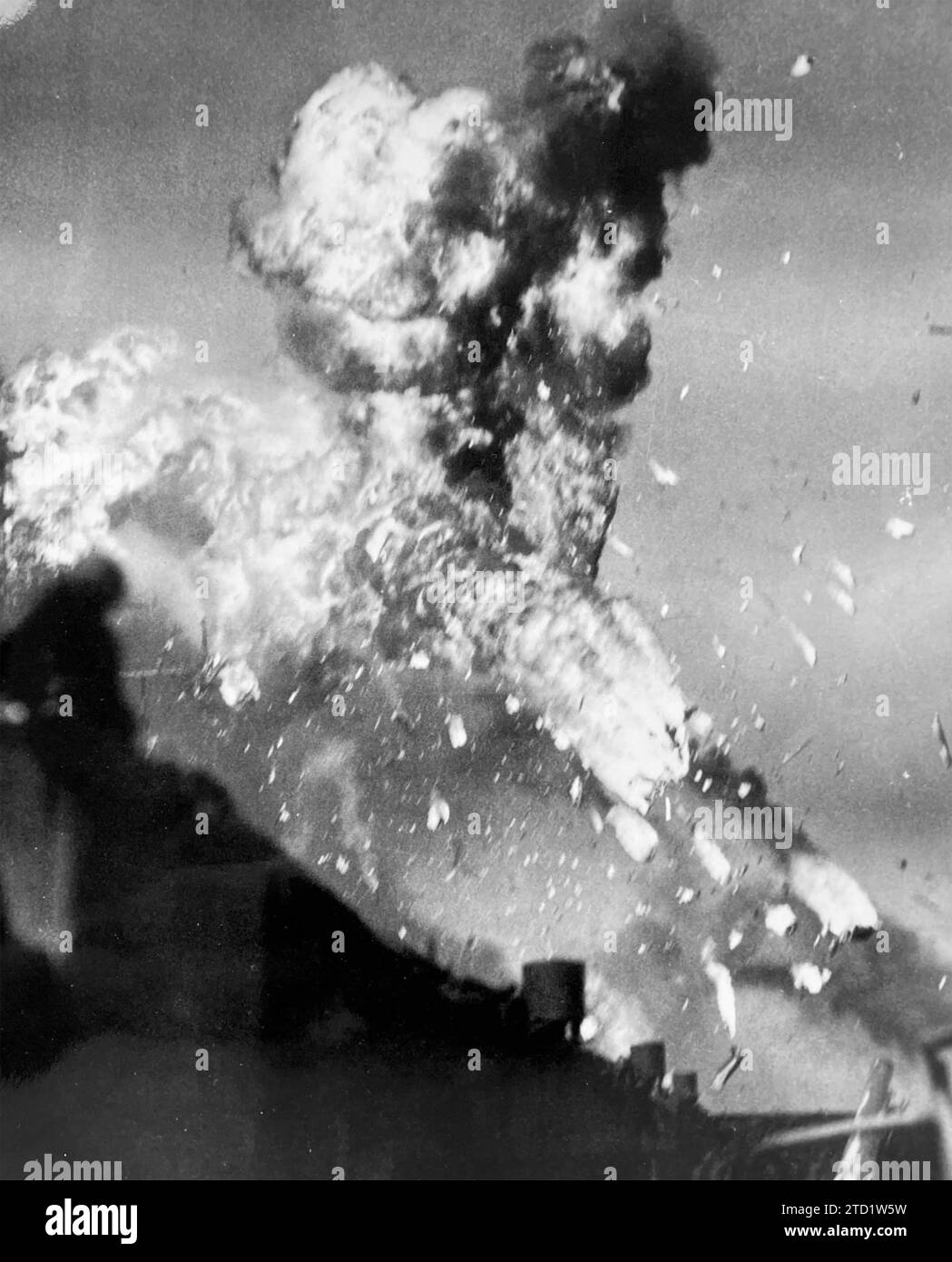 Porte-avions USS INTREPID de classe Essex. Le 25 novembre 1944, des kamikazes japonais de ywo frappent l'Intrepid tuant 69 hommes et provoquant de graves incendies qui sont finalement maîtrisés. Banque D'Images