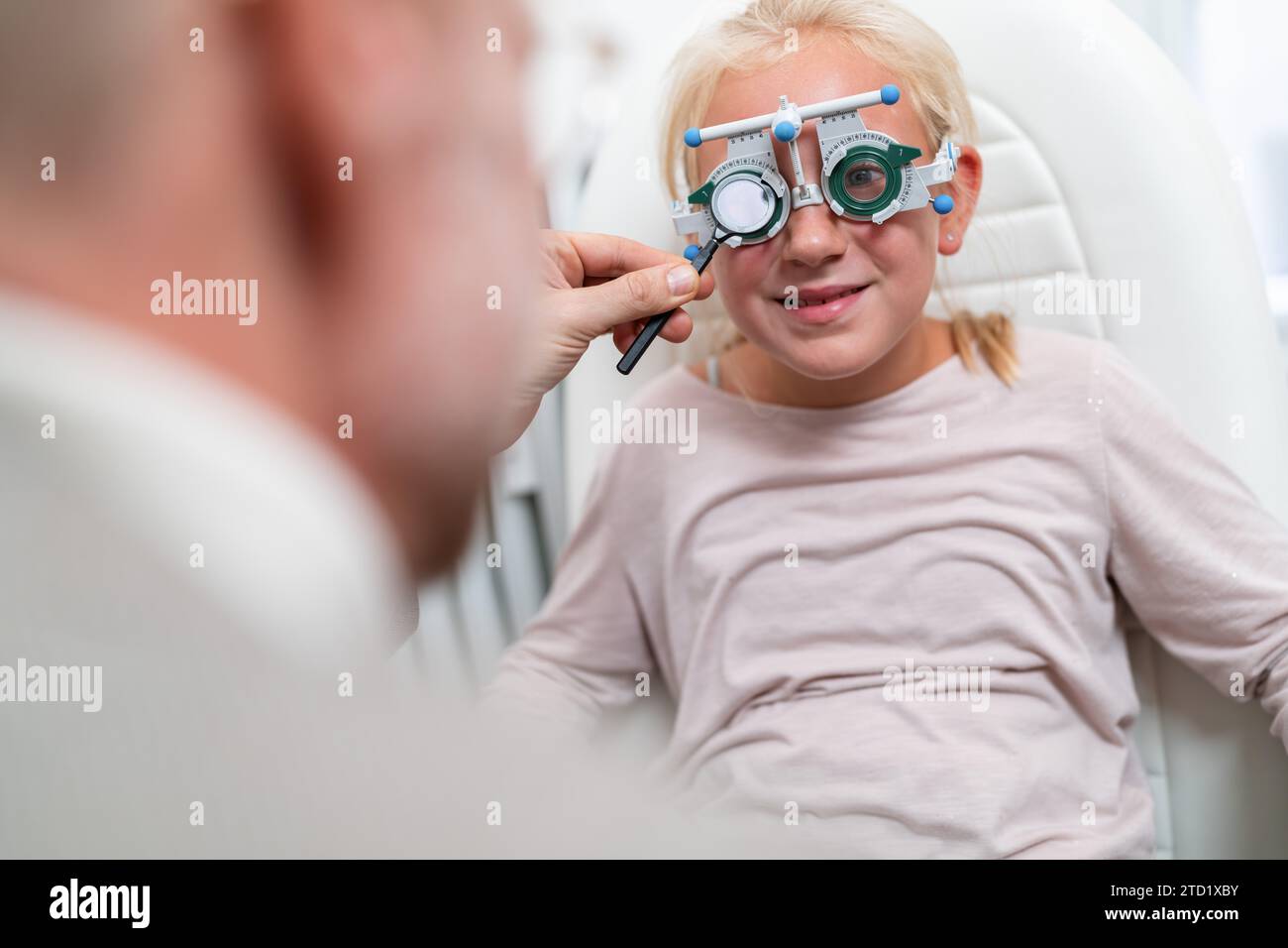 Jeune fille dans un test de la vue ou un examen de la vue par un médecin, optométriste ou ophtalmologue avec une aide médicale. Banque D'Images