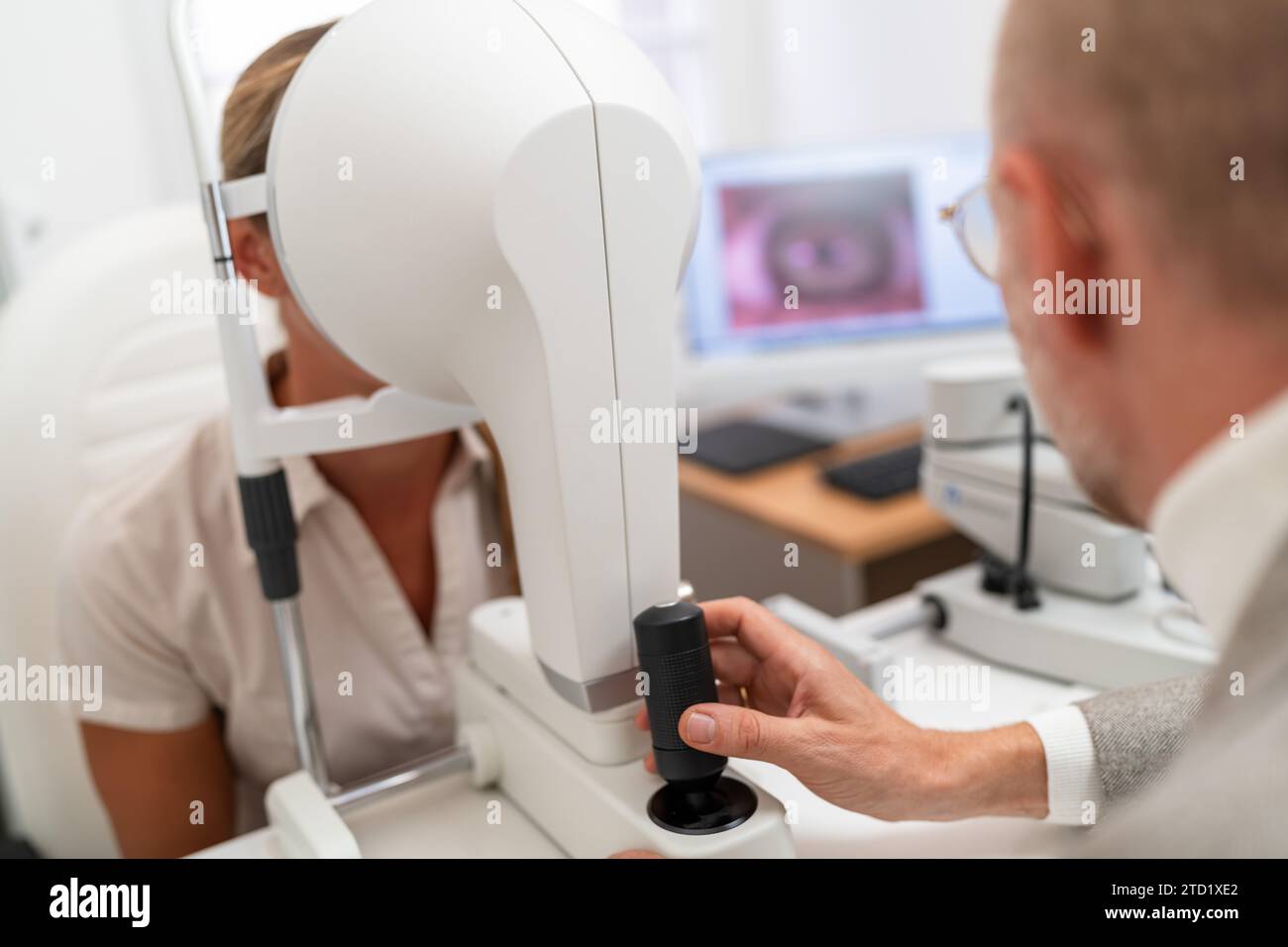 Optométriste administrant avec kératographe un test oculaire à une patiente à la clinique ophtalmologique. Gros plan. Soins de santé et médecine concp Banque D'Images