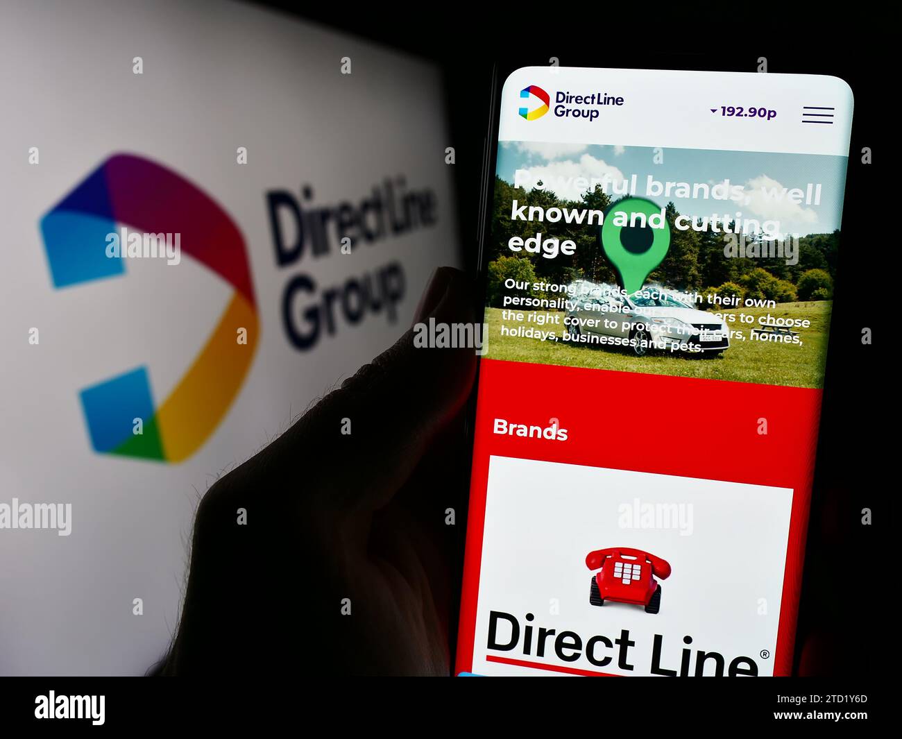 Personne détenant un smartphone avec une page Web de la société financière britannique Direct Line Insurance Group plc avec logo. Concentrez-vous sur le centre de l'écran du téléphone. Banque D'Images