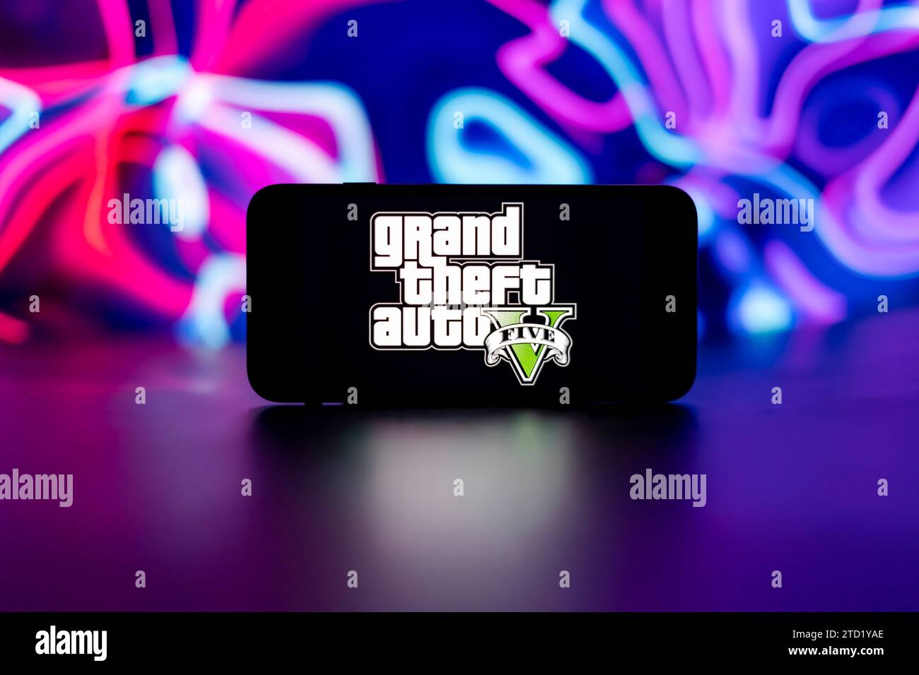 Sur cette photo, le logo Grand Theft auto V5 est affiché sur l'écran d'un téléphone portable. Banque D'Images