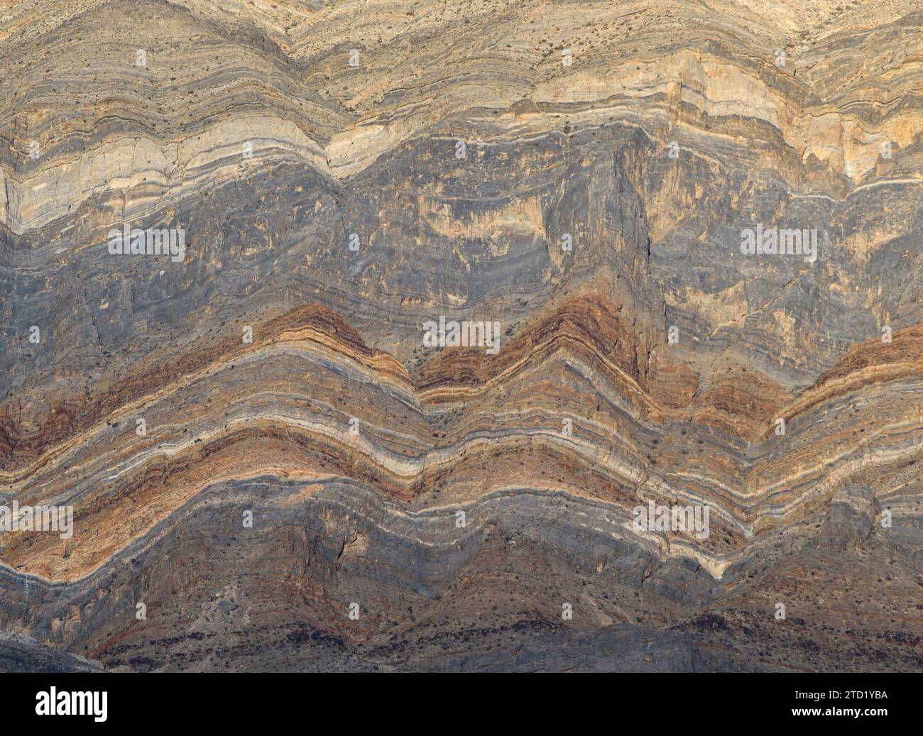 Couches de roches sédimentaires de la formation Cambrian Bonanza King dans la chaîne de la dernière chance à l'est d'Eureka Dunes ; parc national de la Vallée de la mort, Californie. Banque D'Images