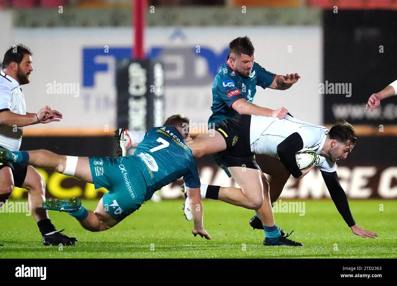 Miriani Modebadze de Black Lion est attaqué par Teddy Leatherbarrow des Scarlets lors du match de L'EPCR Challenge Cup au Parc y Scarlets, Llanelli. Date de la photo : Vendredi 15 décembre 2023. Banque D'Images