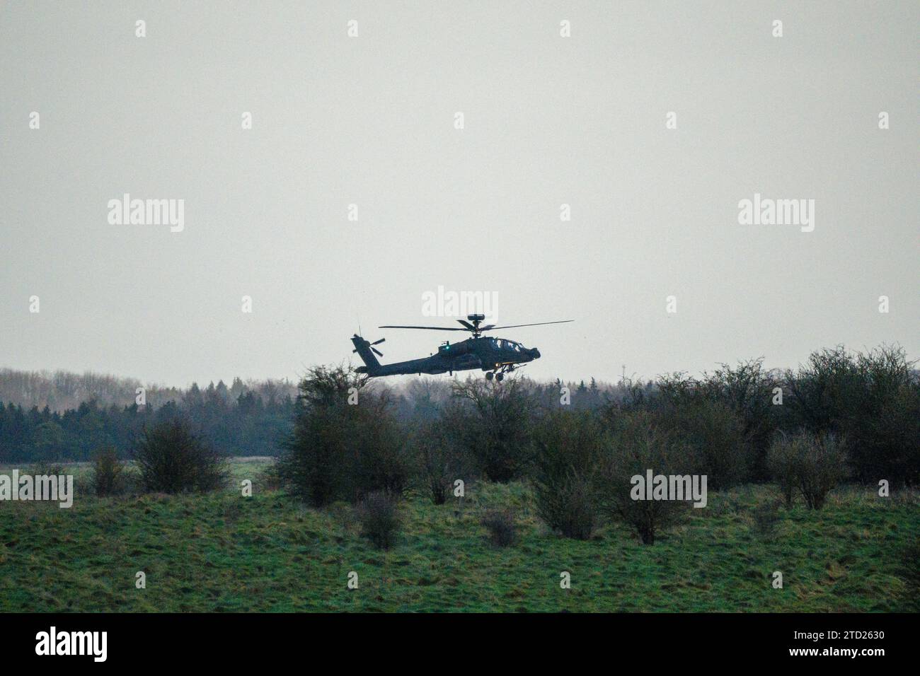 Armée britannique Apache AH64E AH-64E hélicoptère Gunship dans l'action militaire de faible niveau Fligth. Wilts UK Banque D'Images