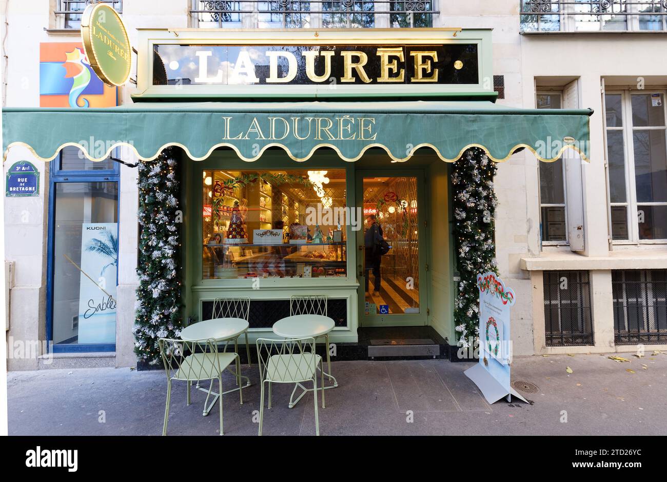 Dans la fenêtre de macarons Laduree, Paris, France Photo Stock - Alamy