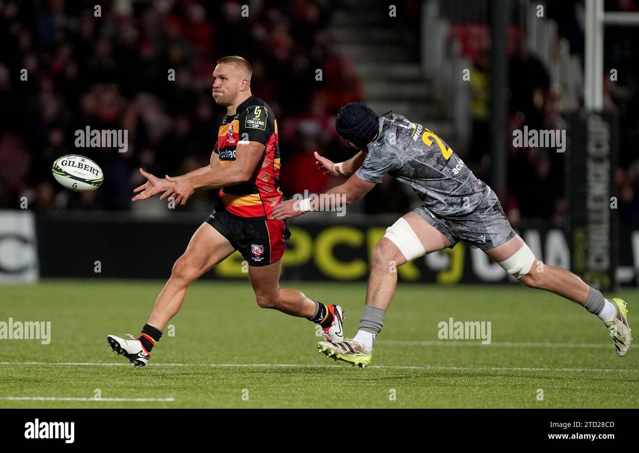 Chris Harris, de Gloucester Rugby, est affronté par Killian Tixeront, de Clermont Auvergne, lors du match de L'EPCR Challenge Cup au Kingsholm Stadium de Gloucester. Date de la photo : Vendredi 15 décembre 2023. Banque D'Images