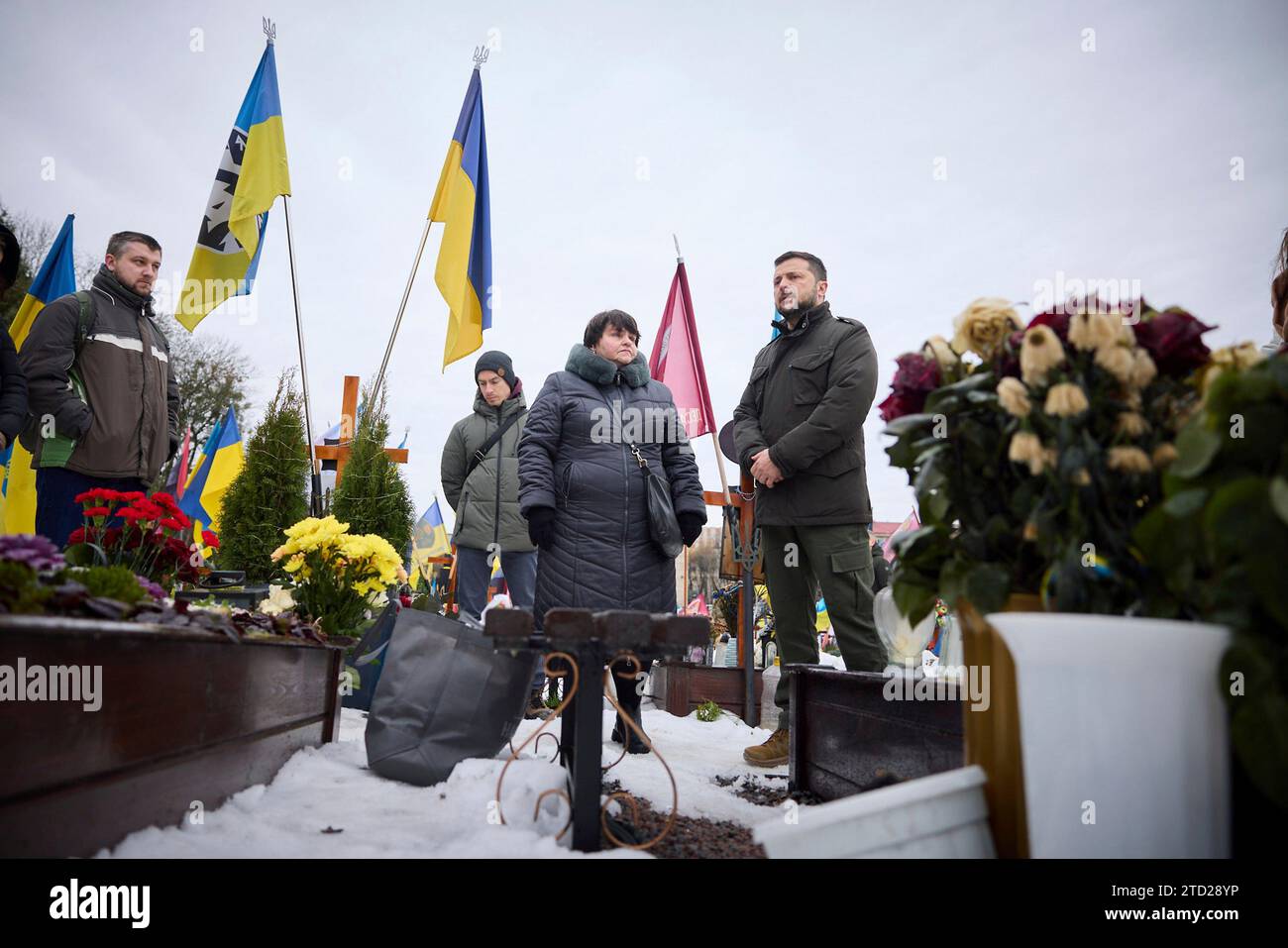 Lviv, Ukraine. 15 décembre 2023. Le président ukrainien Volodymyr Zelenskyy, à droite, prononce une allocution lors d’une cérémonie de commémoration des défenseurs tombés au cimetière militaire de Lychakiv, le 15 décembre 2023 à Lviv, en Ukraine. Crédit : Présidence ukrainienne/Bureau de presse présidentiel ukrainien/Alamy Live News Banque D'Images