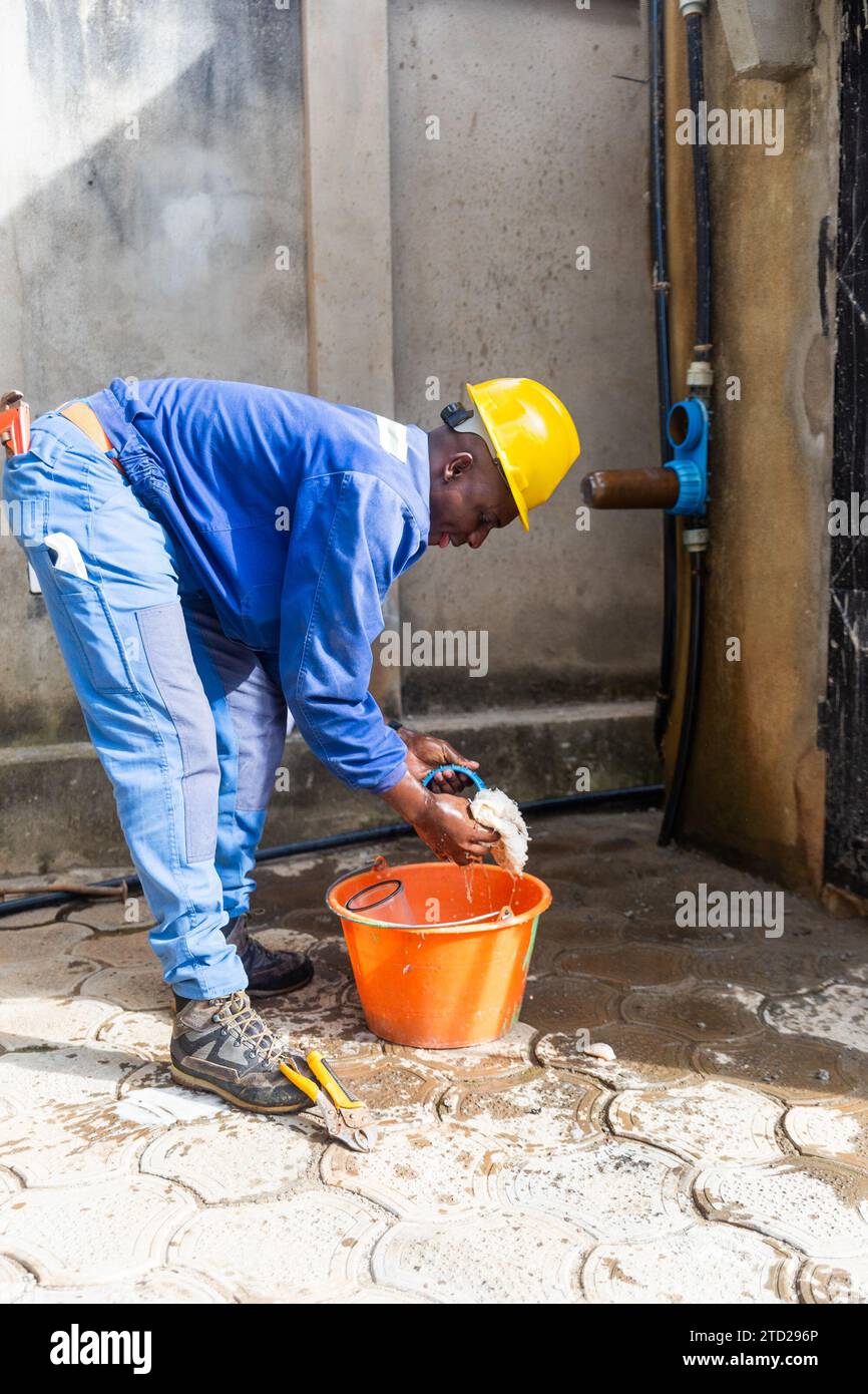 Jeune Technicien Homme Africain Avec Machine À Laver Dans La