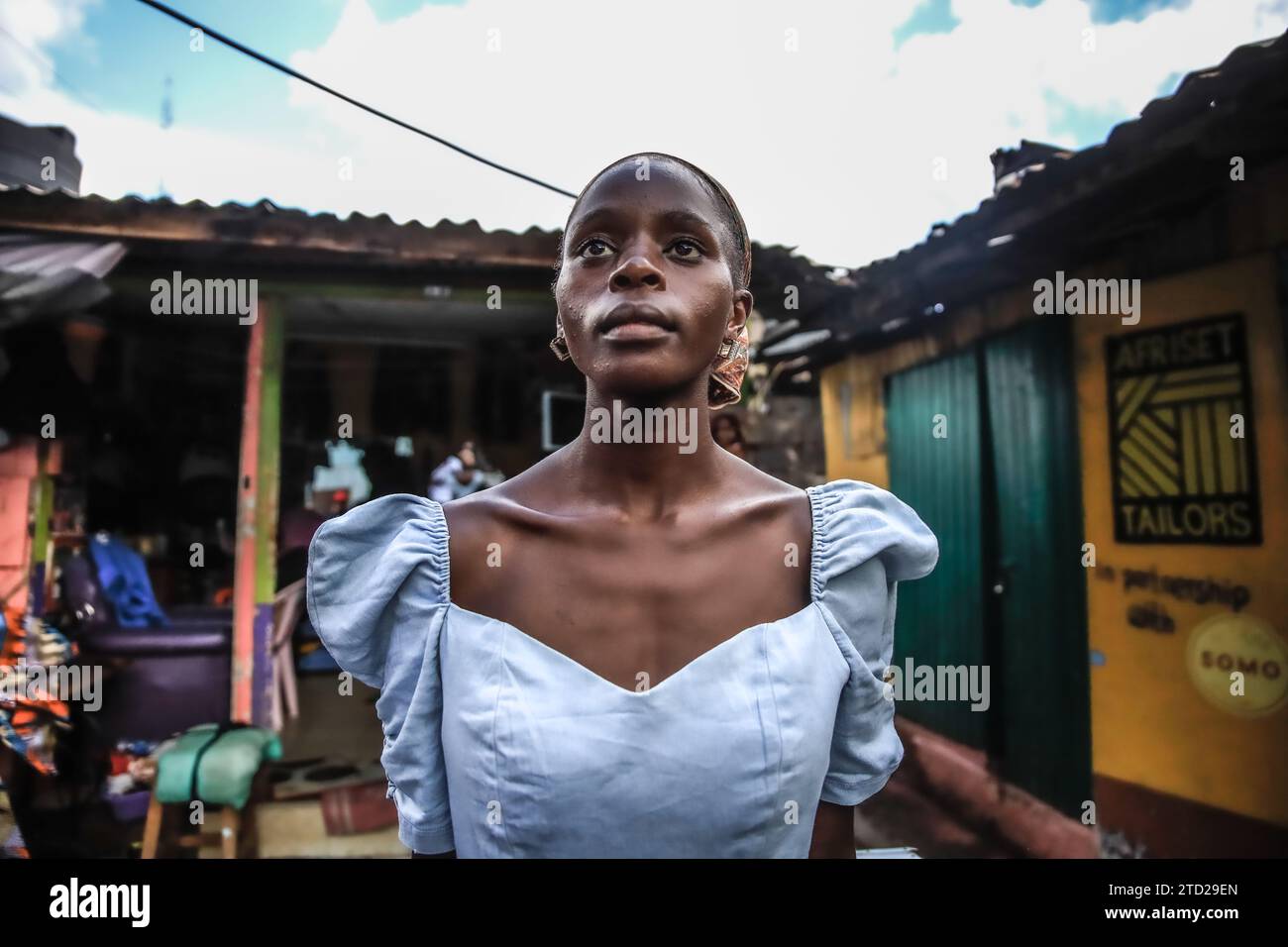 Catherine Atieno, mannequin de 22 ans, porte sa tenue conçue par Afrowema pour le Just Fashion Day le 14 novembre 2023 à Nairobi, au Kenya. A. Banque D'Images