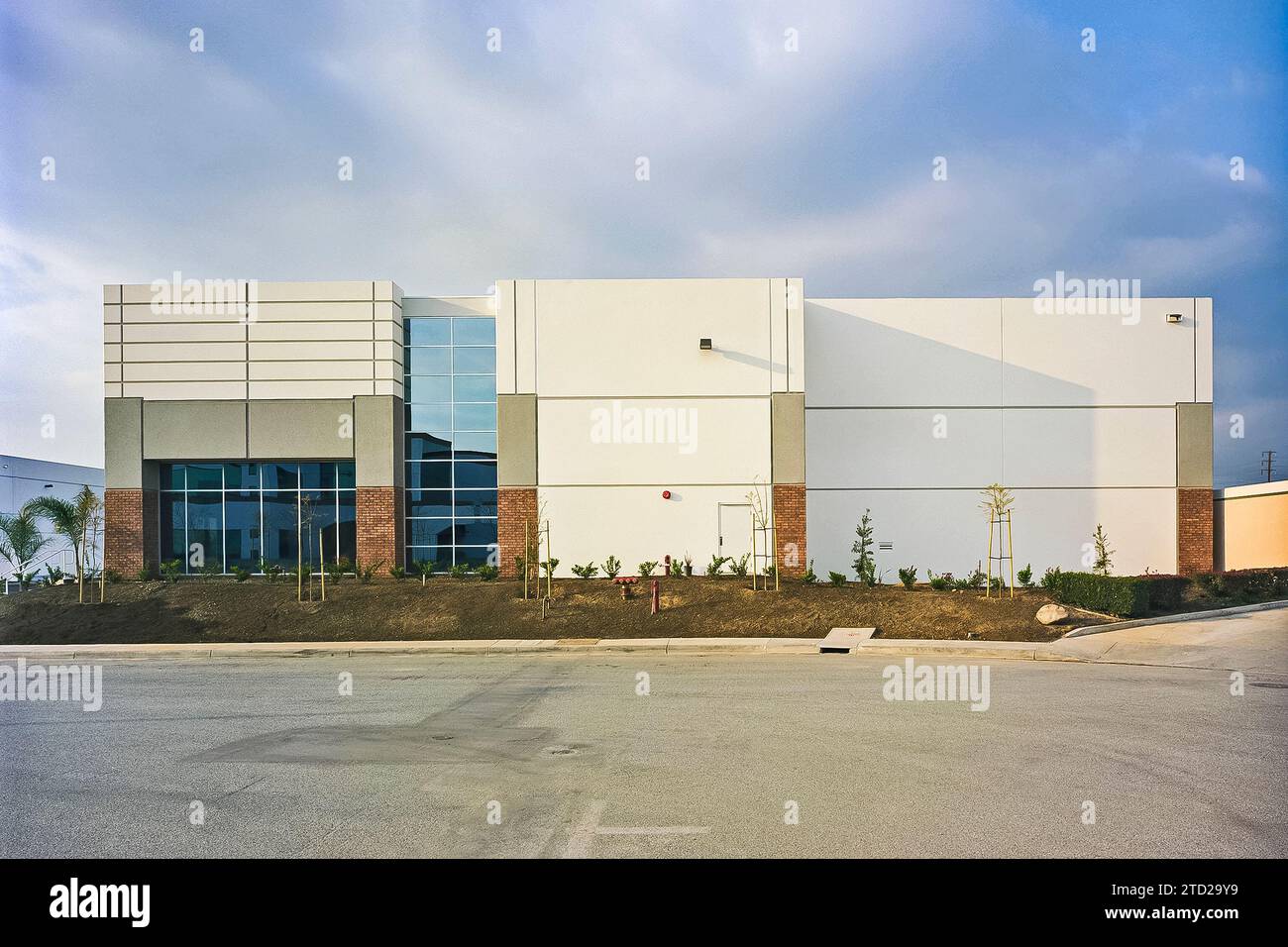 L'invention concerne un bâtiment de construction basculant vers le haut, contrôlé en perspective, situé dans un parc d'activités. Banque D'Images