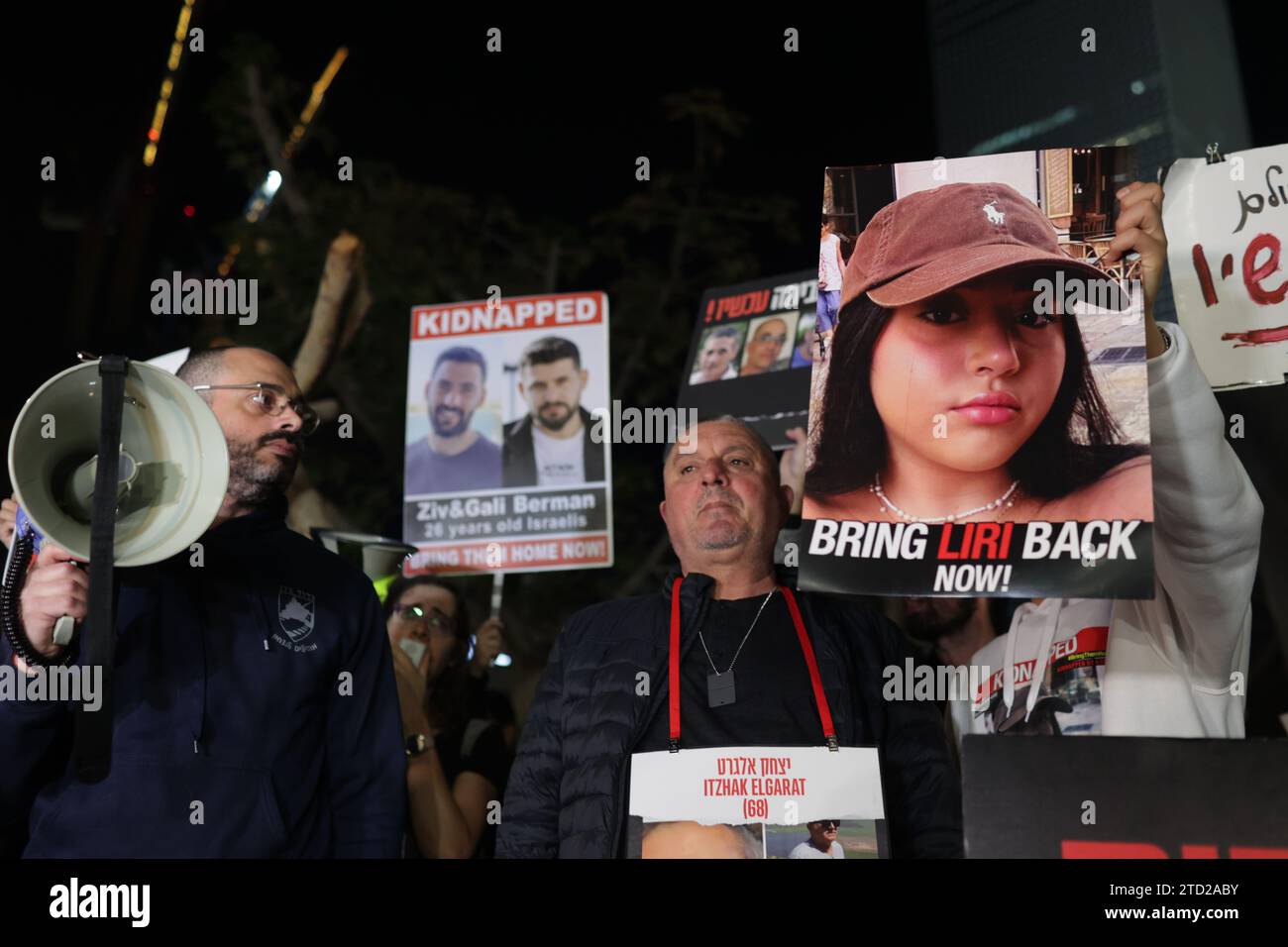 Tel Aviv, Israël. 15 décembre 2023. 15 décembre 2023, Israël, tel Aviv : les Israéliens prennent part à une manifestation après les nouvelles militaires israéliennes de 3 otages tués à Gaza par des tirs amis. Des soldats israéliens ont accidentellement tué trois otages à Gaza après que les forces les aient identifiés par erreur comme une menace et les aient abattus lors d’une opération contre un bataillon du Hamas dans la ville de Gaza, a déclaré vendredi le porte-parole militaire israélien Daniel Hagari. Photo : Ilia Yefimovich/dpa crédit : dpa Picture alliance/Alamy Live News Banque D'Images