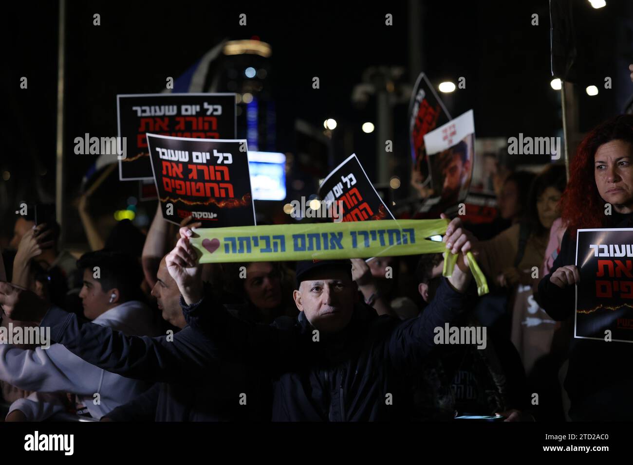 Tel Aviv, Israël. 15 décembre 2023. 15 décembre 2023, Israël, tel Aviv : les Israéliens prennent part à une manifestation après les nouvelles militaires israéliennes de 3 otages tués à Gaza par des tirs amis. Des soldats israéliens ont accidentellement tué trois otages à Gaza après que les forces les aient identifiés par erreur comme une menace et les aient abattus lors d’une opération contre un bataillon du Hamas dans la ville de Gaza, a déclaré vendredi le porte-parole militaire israélien Daniel Hagari. Photo : Ilia Yefimovich/dpa crédit : dpa Picture alliance/Alamy Live News Banque D'Images