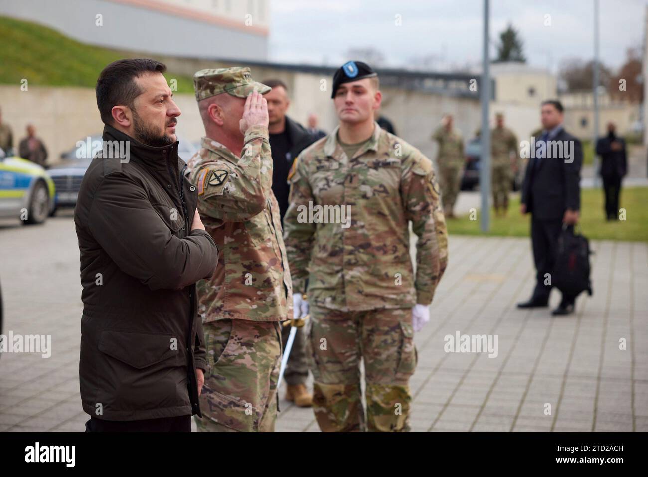 Wiesbaden, Allemagne. 14 décembre 2023. Le président ukrainien Volodymyr Zelenskyy, à gauche, représente les hymnes nationaux avec le général Christopher Cavoli, commandant de l'armée américaine en Europe et en Afrique lors de la cérémonie d'arrivée, le 14 décembre 2023 à Wiesbaden, en Allemagne. Crédit : Présidence ukrainienne/Bureau de presse présidentiel ukrainien/Alamy Live News Banque D'Images