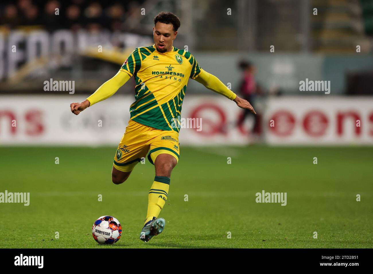 DEN HAAG, PAYS-BAS - DÉCEMBRE 15 : Gylermo Siereveld d'ado Den Haag tire le ballon lors du match néerlandais Keuken Kampioen Divisie entre ado Den Haag et NAC Breda au Bingoal Stadion le 15 décembre 2023 à Den Haag, pays-Bas. (Photo Hans van der Valk/Orange Pictures) Banque D'Images