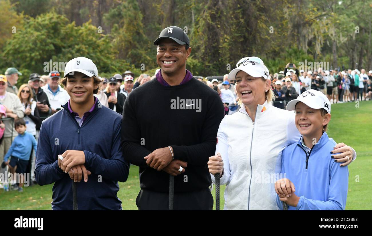 Tiger Woods et son fils Charlie Woods (à gauche) posent avec Annika Sorenstam et son fils, Will McGee (à droite) avant le départ de la Pro-Am au tournoi de golf PNC Championship au Club de golf Ritz-Carlton. Banque D'Images