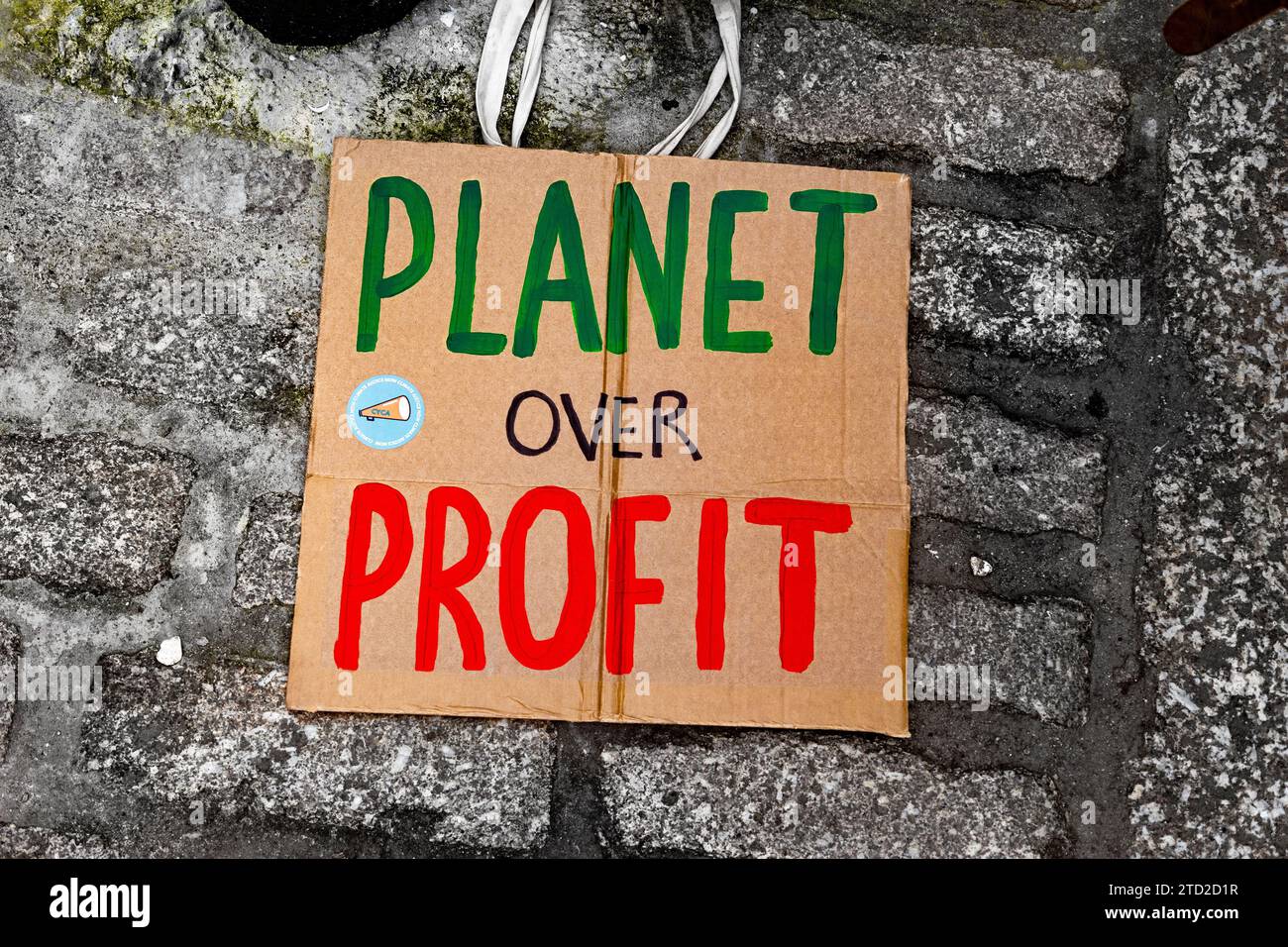 Des jeunes grévistes se rassemblent à Truro pour protester contre l'industrie de la Fast Fashion exigeant un salaire décent pour les travailleurs Banque D'Images