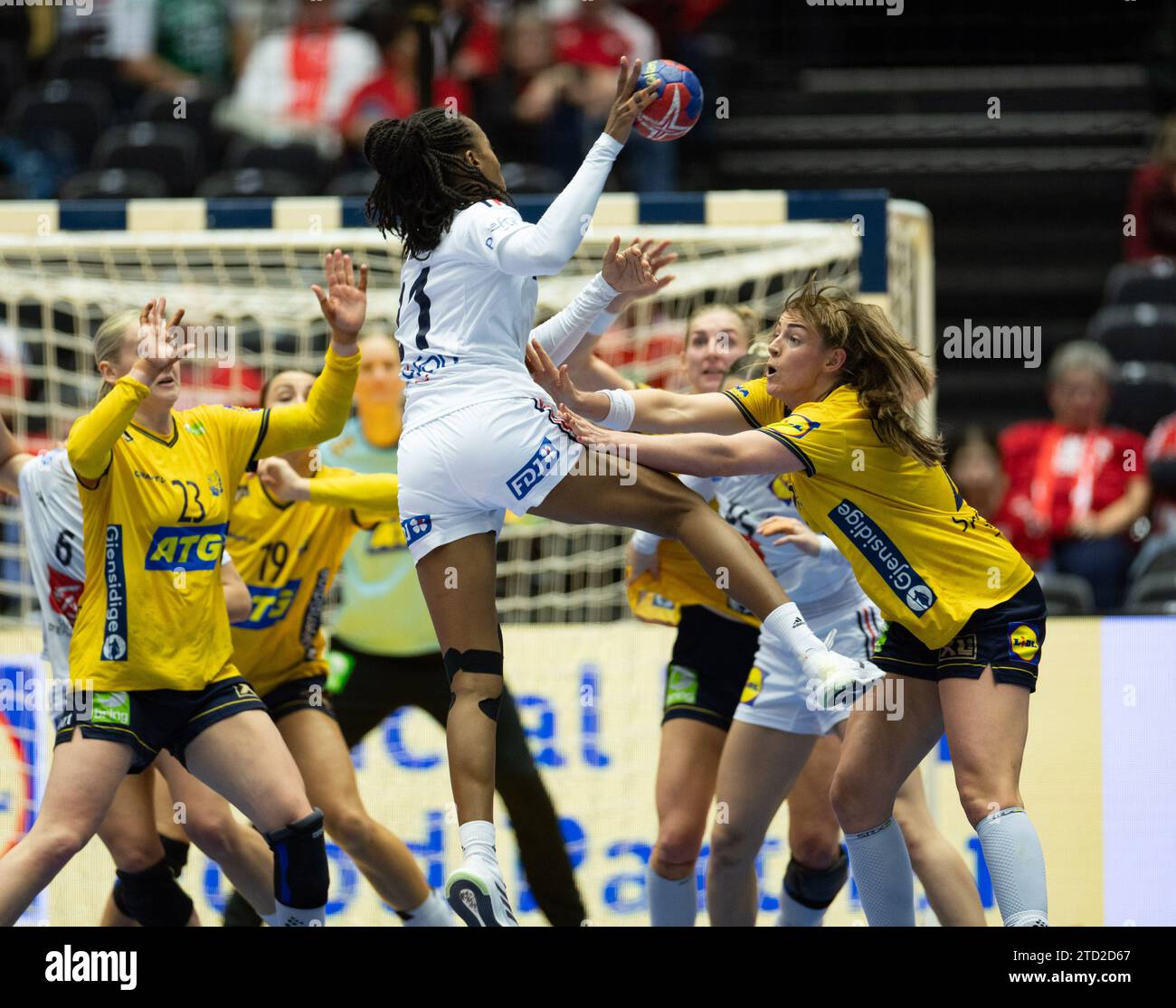 Herning, Danemark, 15 décembre 2023 : bataille pour le ballon lors du match de demi-finale du Championnat du monde Femme IHF 2023 entre la Suède et la France à Jyske Bank Boxen à Herning, Danemark (Ane Frosaker / SPP) crédit : SPP Sport Press photo. /Alamy Live News Banque D'Images