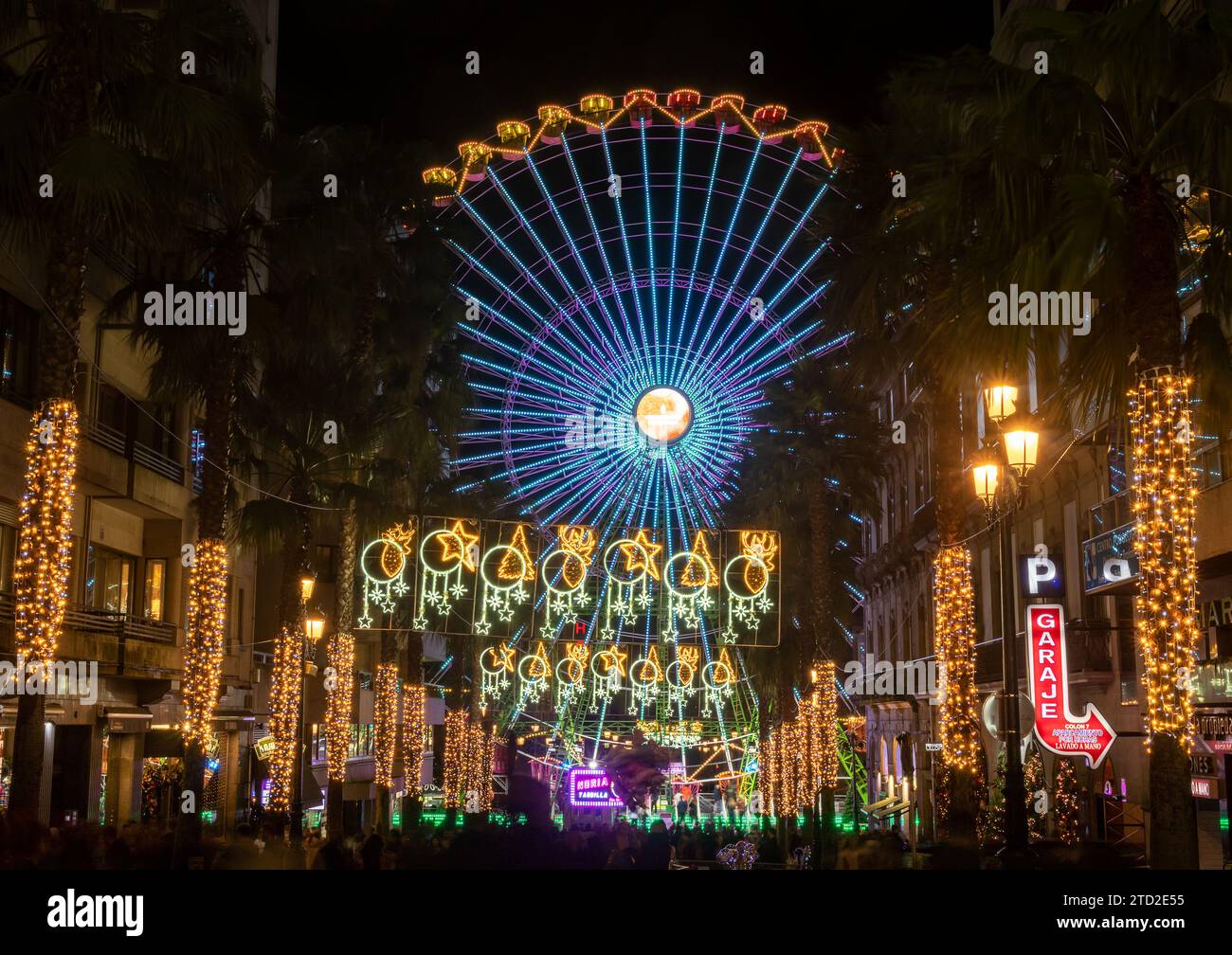 Vigo, Espagne - 10 décembre 2023 : Lumières de Noël sur la rue Colon dans le centre de la ville de Vigo en Espagne avec la grande grande roue de Noël. Banque D'Images