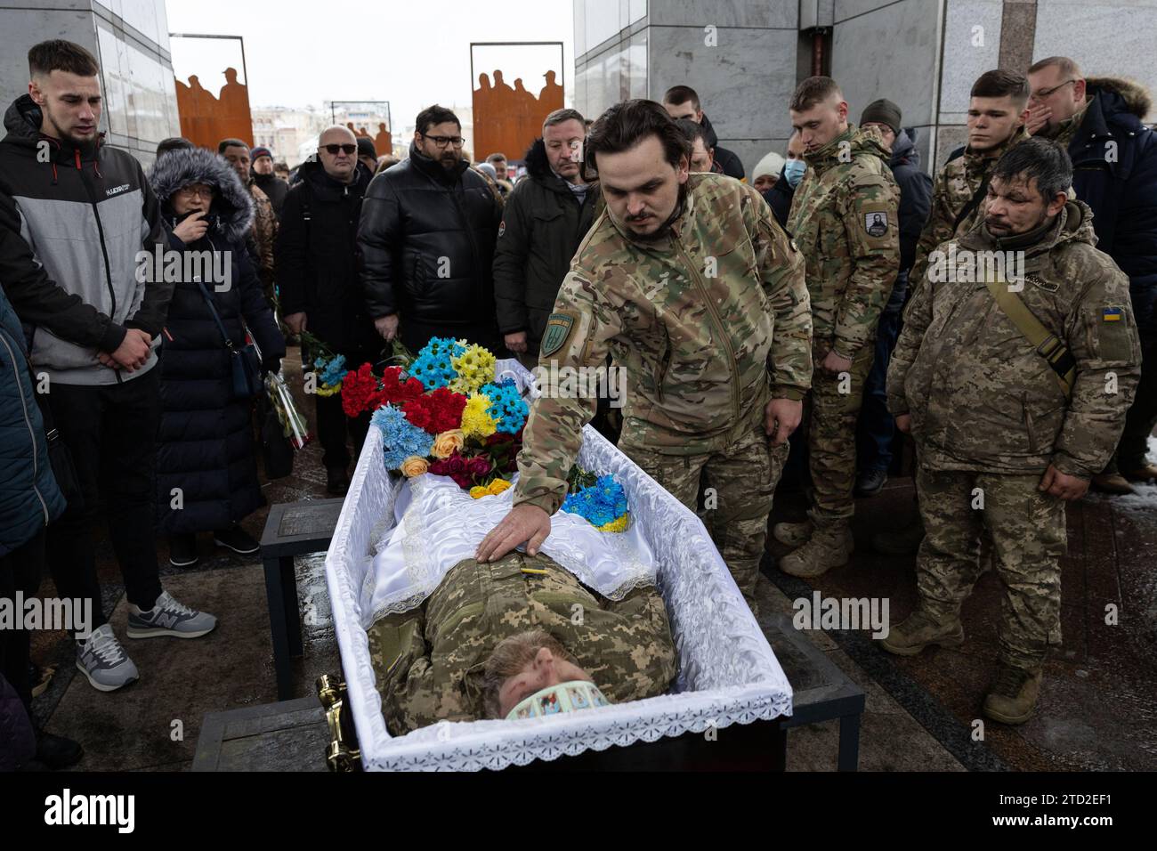 Kiev, Ukraine. 15 décembre 2023. (NOTE DE l'ÉDITEUR : l'image représente la mort) les frères d'armes rendent hommage à la cérémonie funéraire du soldat ukrainien Andrii Trachuk sur la place de l'indépendance à Kiev. Andrii Trachuk, surnommé Slon (éléphant), était un activiste dans les manifestations antigouvernementales sur le Maïdan en 2014 et est mort dans les combats avec les troupes russes dans la région de Kherson (sud de l'Ukraine). Crédit : SOPA Images Limited/Alamy Live News Banque D'Images