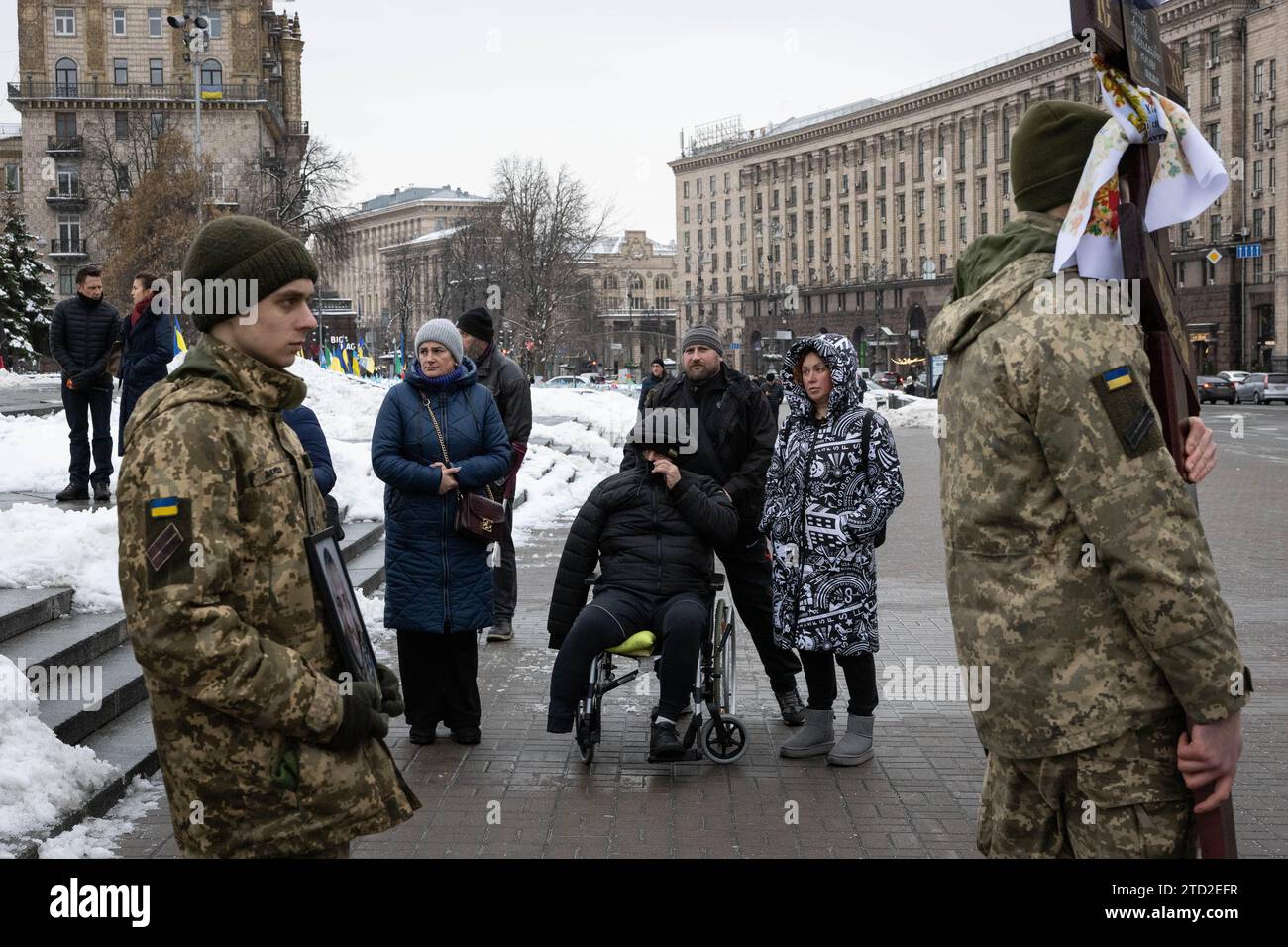 Kiev, Ukraine. 15 décembre 2023. Des proches pleurent lors de la cérémonie funéraire du soldat ukrainien Andrii Trachuk sur la place de l'indépendance à Kyiv.re à Kyiv. Andrii Trachuk, surnommé Slon (éléphant), était un activiste dans les manifestations antigouvernementales sur le Maïdan en 2014 et est mort dans les combats avec les troupes russes dans la région de Kherson (sud de l'Ukraine). Crédit : SOPA Images Limited/Alamy Live News Banque D'Images
