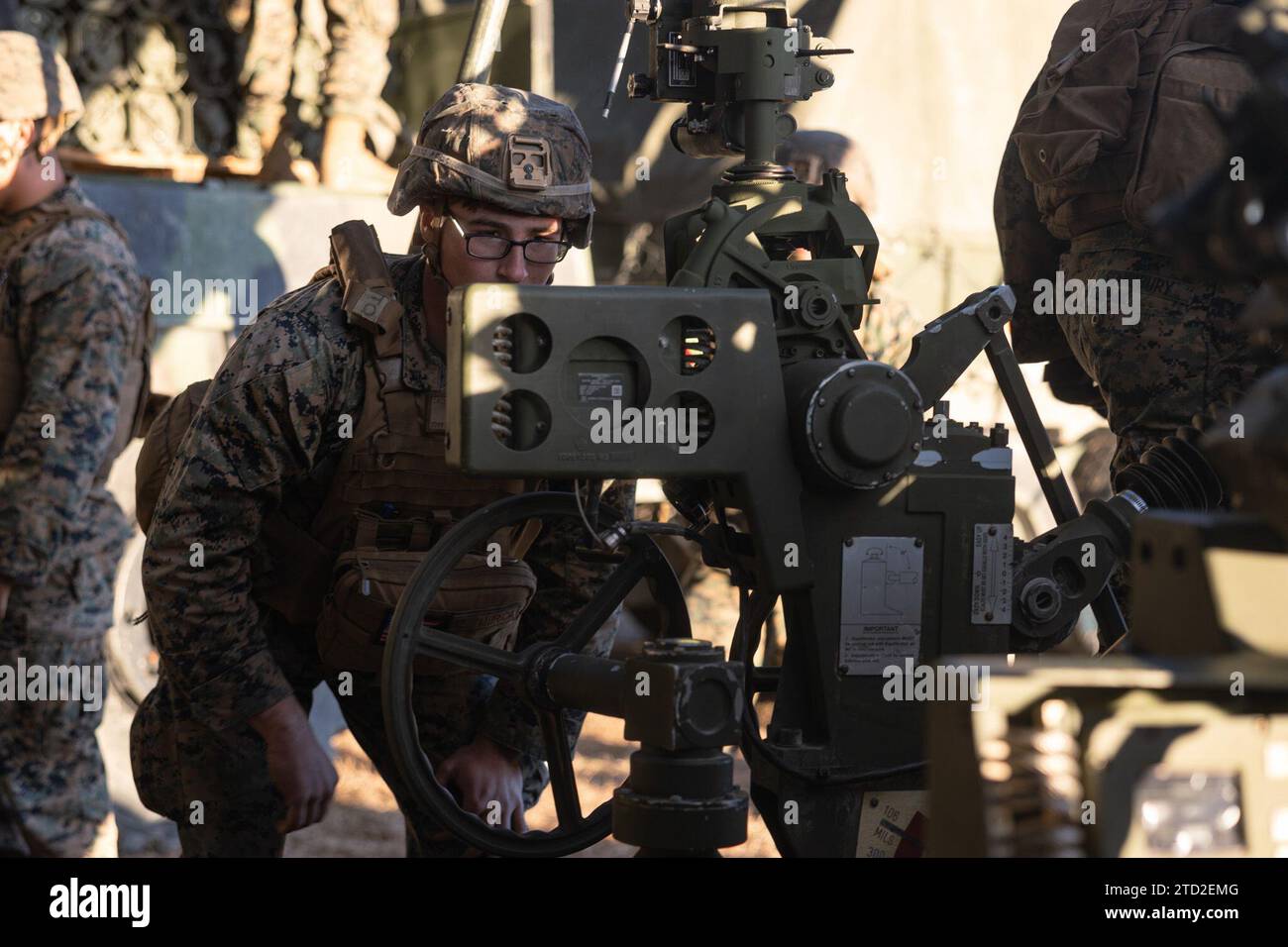Le caporal lance Jack Callis, originaire de Sanford, Maine et canon d'artillerie de campagne du 1e Bataillon, 10e Régiment des Marines, 2e Division des Marines (MARDIV), vérifie les coordonnées de l'obusier M777 en appui au 3e Bataillon, 2e Régiment des Marines, 2d MARDIV Marine corps combat Readiness Evaluation (MCCRE) au Camp Lejeune, Caroline du Nord, 12 décembre 2023. Le MCCRE comprend une gamme de scénarios et de défis qui testent la capacité de l'unité à planifier, coordonner et exécuter des missions complexes, y compris des opérations offensives et défensives, la logistique et les communications. (U.S. Marine corps p Banque D'Images