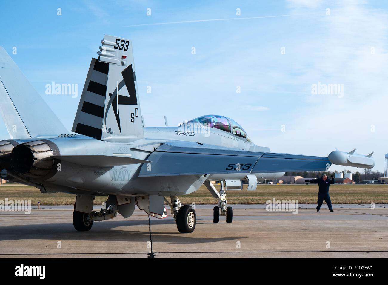 A U.S. Navy EA-18G Growler taxis pour décollage après ravitaillement en carburant à chaud, le 13 décembre 2023, sur Scott Air Force base, Illinois. La pratique s'aligne sur le concept d'emploi de combat agile de la Force aérienne, favorisant le déploiement rapide et l'adaptabilité dans des environnements opérationnels dynamiques. (Photo de l'US Air Force par Airman 1st Class de'Quan Simmons) Banque D'Images