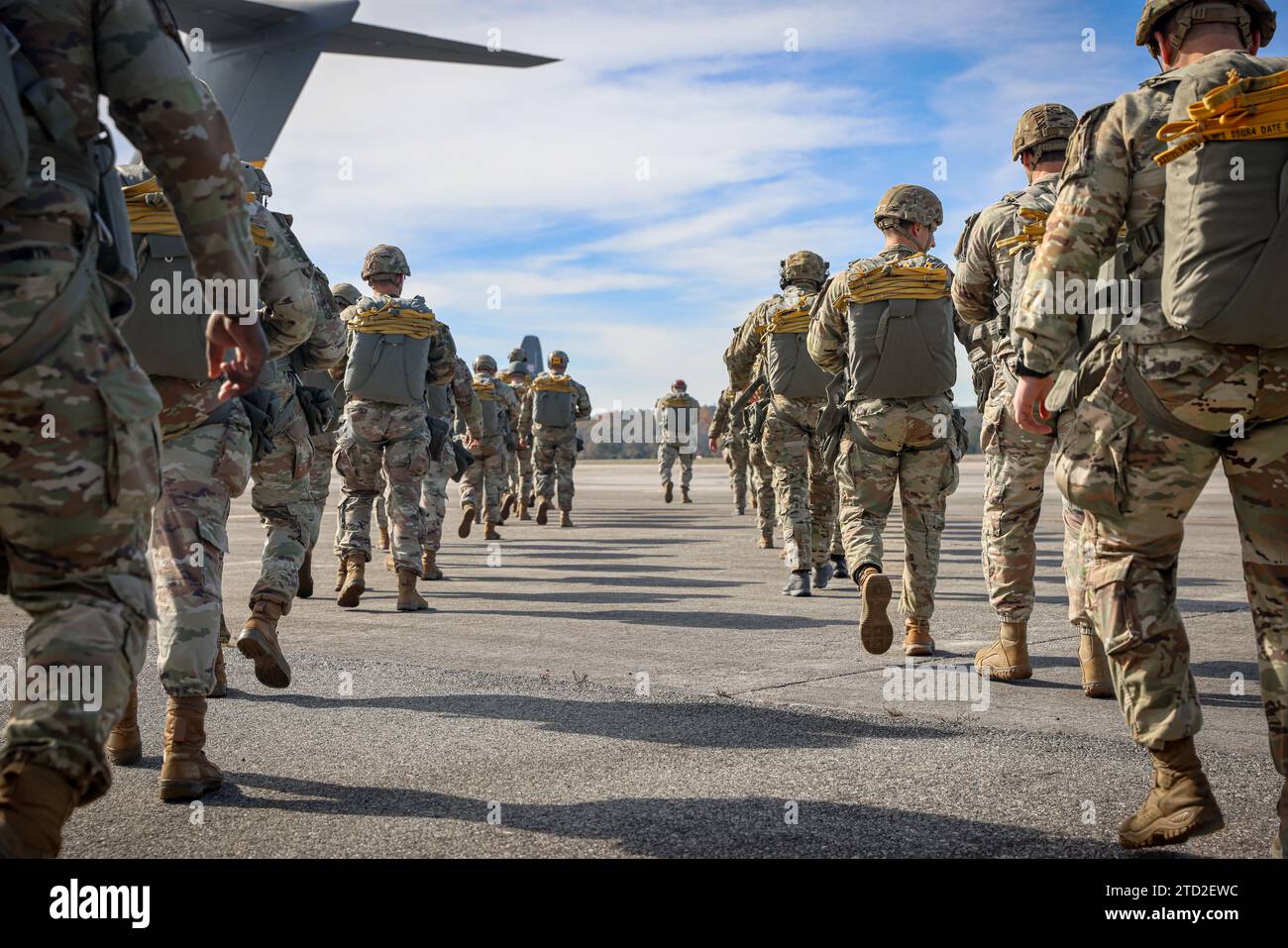 Les soldats de l'armée américaine chargent un C17 de l'US Air Force