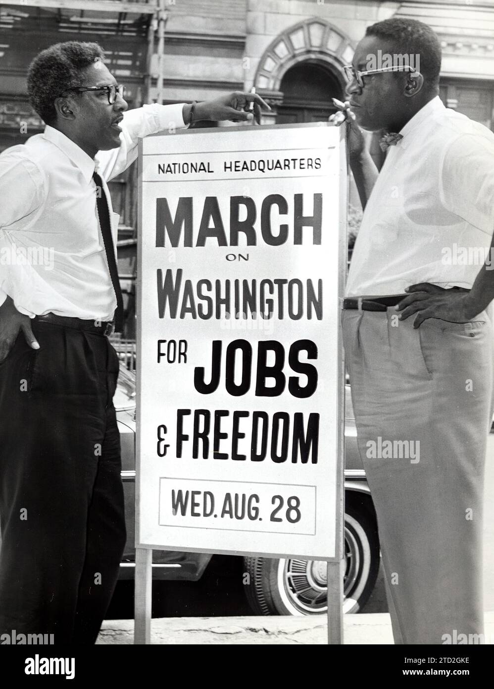 Bayard Rustin, Directeur adjoint, Council for United civil Rights leadership, Cleveland Robinson, Président du Comité administratif, debout avec une pancarte annonçant la marche à Washington pour l'emploi et la liberté, devant le siège du conseil, New York City, New York, USA, Orlando Fernandez, New York World-Telegram and the Sun Newspaper Photograph Collection, 7 août 1963 Banque D'Images