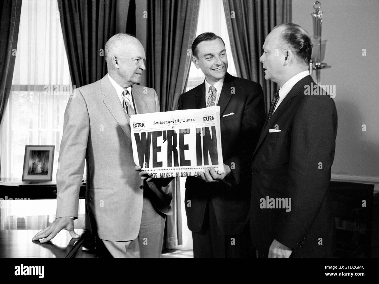 Le président américain Dwight D. Eisenhower avec Michael A. Stepovich, gouverneur territorial de l'Alaska, tenant un journal avec un titre disant "nous sommes dans" et le secrétaire à l'intérieur Fred A. Seaton à la Maison Blanche quand l'Alaska a été admis comme un État, Washington, D.C., USA, Marion S. Trikosko, U.S. News & World Report Magazine Photography Collection, juillet 7,1958 Banque D'Images