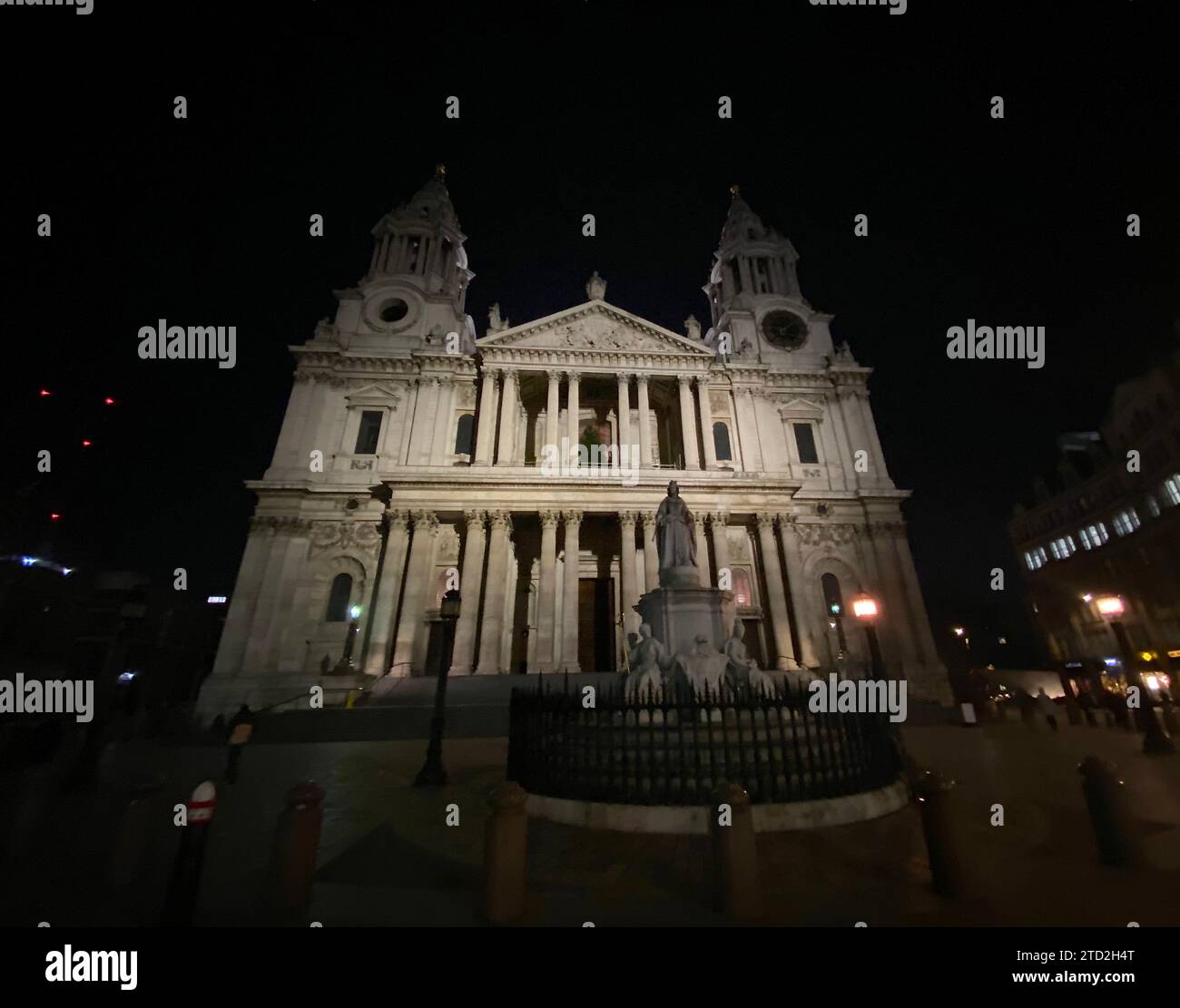 La cathédrale est l'un des sites les plus célèbres et les plus reconnaissables de Londres. Son dôme, entouré par les flèches des églises de la ville de Wren, domine la ligne d'horizon depuis plus de 300 ans. Avec 365 pieds (111 m) de haut, c'était le plus haut bâtiment de Londres de 1710 à 1963. Le dôme est encore l'un des plus hauts au monde. St Paul's est la deuxième plus grande église du Royaume-Uni, après la cathédrale de Liverpool. Banque D'Images