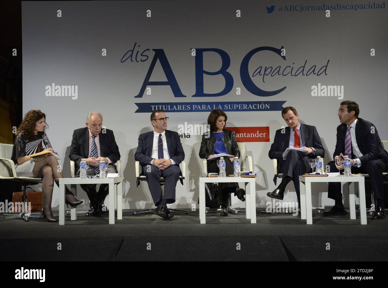 Madrid, 11/17/2015. Conférences ABC sur le handicap, emploi et handicap. Sur l'image, Yolanda Gómez, Ramón Capdevilla (Fondation Universia), Juan Manuel Cruz (Acciona), Ana Díaz-Castellanos (Endesa), Jorge Jiménez de Cisneros (Communauté de Madrid) et Emilio Ruiz Roso (Leroy Merlin). Photo : Maya Balanya. ARCHDC. Crédit : Album / Archivo ABC / Maya Balanya Banque D'Images