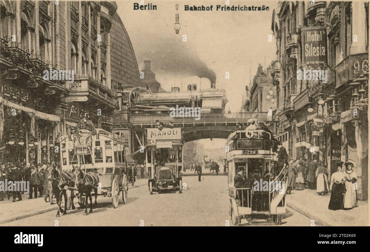 Berlin (Allemagne), 1905 (ca.). La Friedrichstrasse centrale. En arrière-plan, une publicité pour la marque de cigarettes Manoli. Crédit : Album / Archivo ABC Banque D'Images