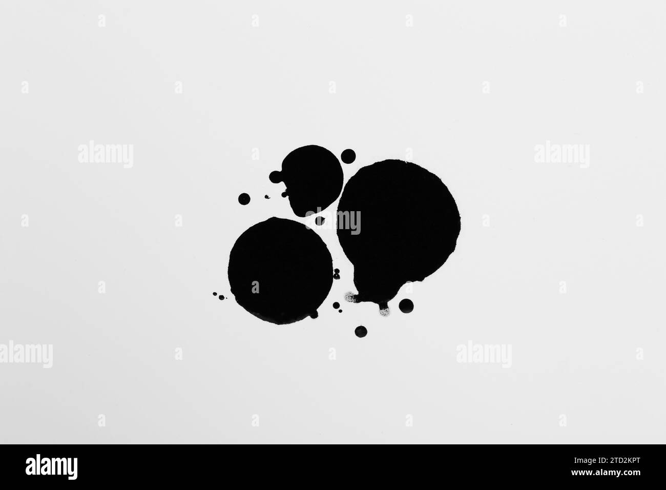 Taches d'encre noire sur fond blanc, vue de dessus Banque D'Images
