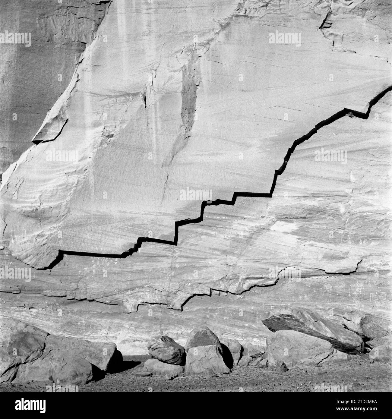 HB44112-00....Arizona - mur de grès avec fissure, nation Navajo. Banque D'Images