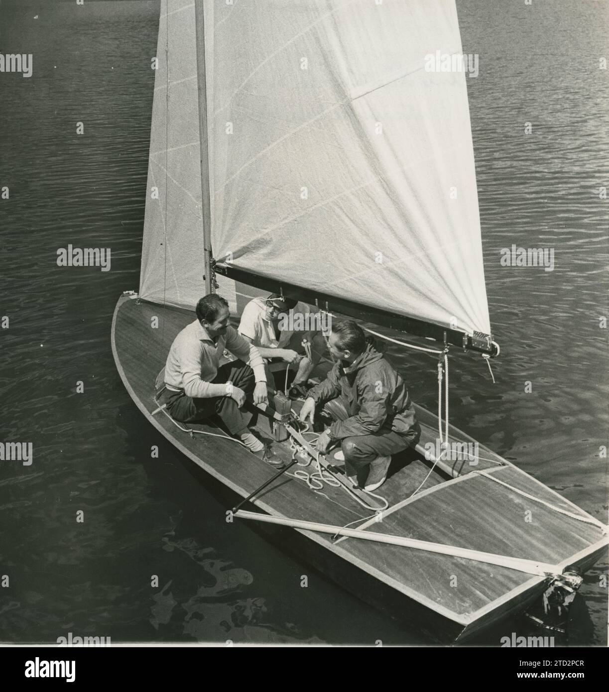 Pelayos de la Presa (Madrid), avril 1961. Un voilier au Club nautique de Madrid dans le réservoir de San Juan. Crédit : Album / Archivo ABC / Álvaro García Pelayo Banque D'Images