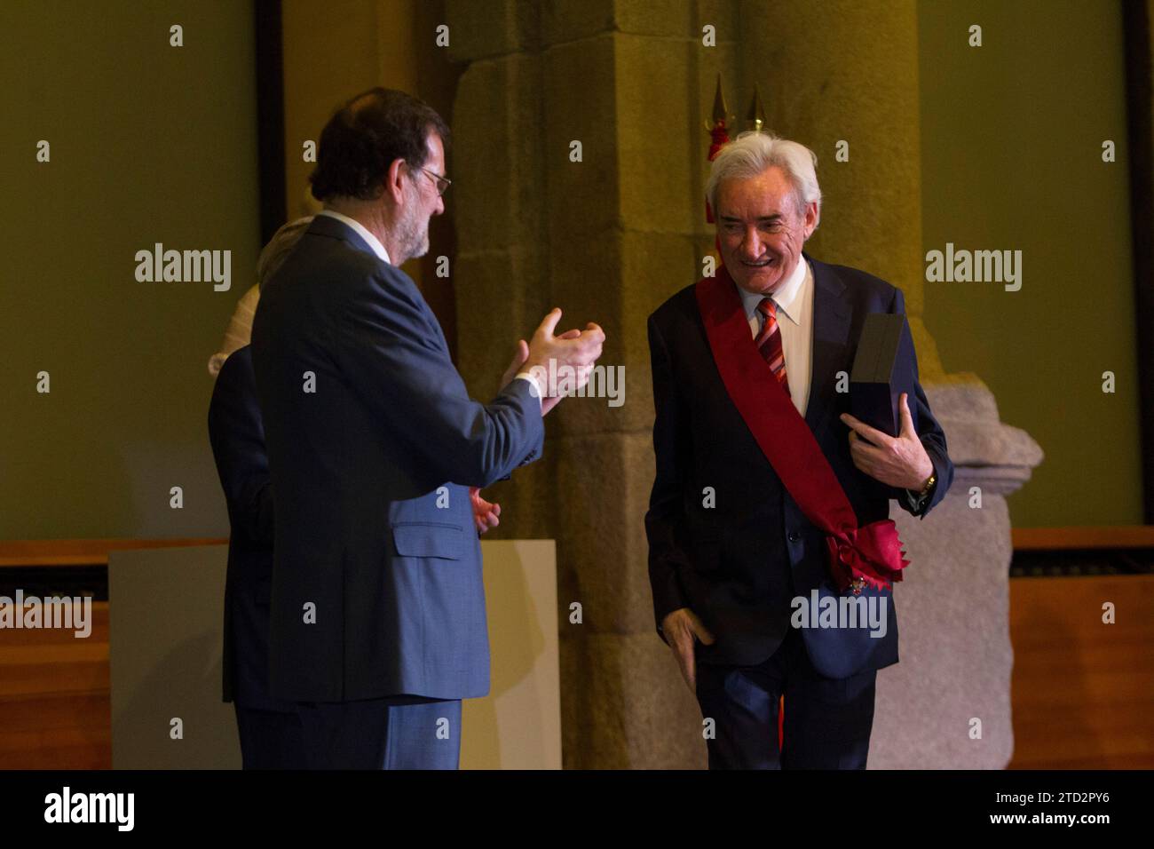 Madrid, 02/27/2017. Mariano Rajoy et Iñigo Méndez de Vigo, livrent la grande croix de l'ordre civil d'Alphonse X le sage à Luis del Olmo. Photo : Isabel Permuy Archdc. Crédit : Album / Archivo ABC / Isabel B Permuy Banque D'Images