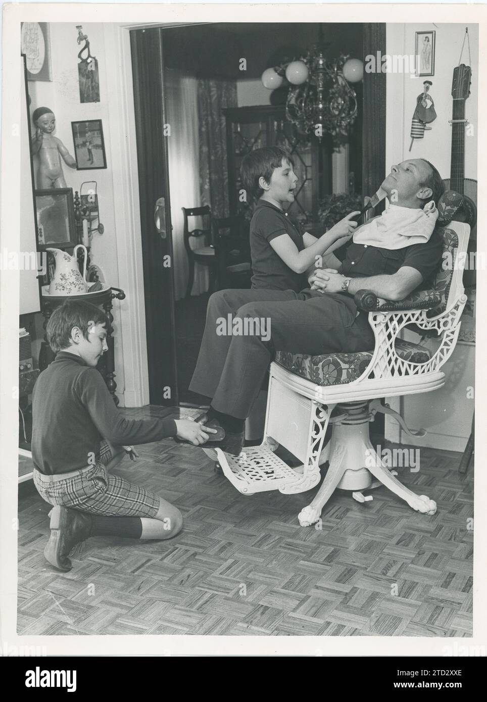Madrid, juin 1973. Manuel Summers à la maison, se rasant par un de ses fils. Crédit : Album / Archivo ABC / Luis Alonso Banque D'Images