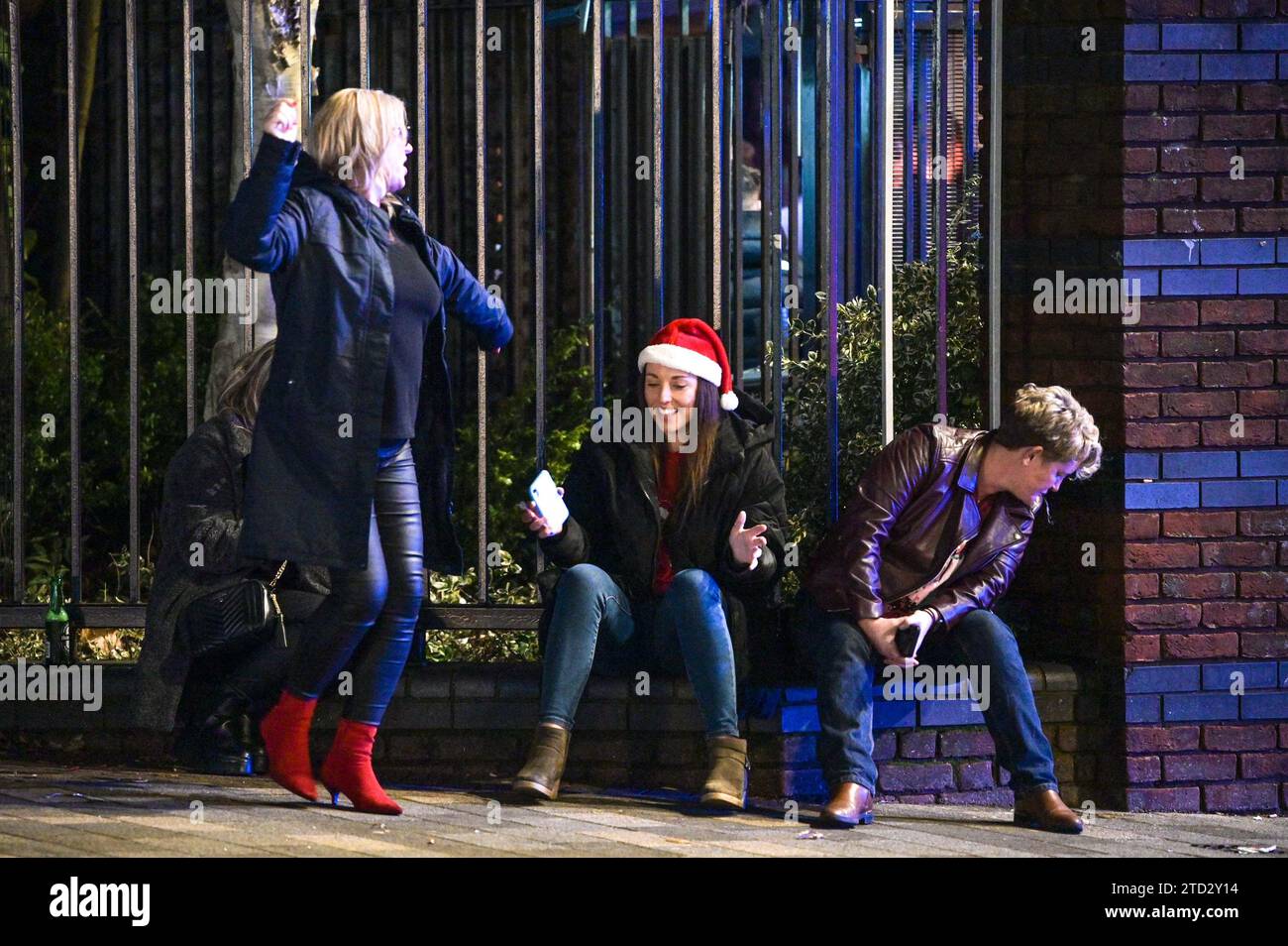 Broad Street, Birmingham 16 décembre 2023 - Revellers a frappé la célèbre discothèque Strip de Birmingham le vendredi 15 décembre soir alors qu'ils ont apprécié l'avant-dernier vendredi avant Noël. Plusieurs fêtards portaient des tenues de Noël et une fête de travail remplie de Santas posés pour une photo de groupe avant de se rendre dans un autre pub. Des amis se transportaient le long de la vie nocturne de Broad Street alors que le soir se transformait en matin. D'autres ont été vus dans des vêtements intelligents après avoir assisté à des galas festifs du centre-ville. Beaucoup de gens ont montré leurs Jumpers de Noël car ils appréciaient des températures douces. Le Banque D'Images