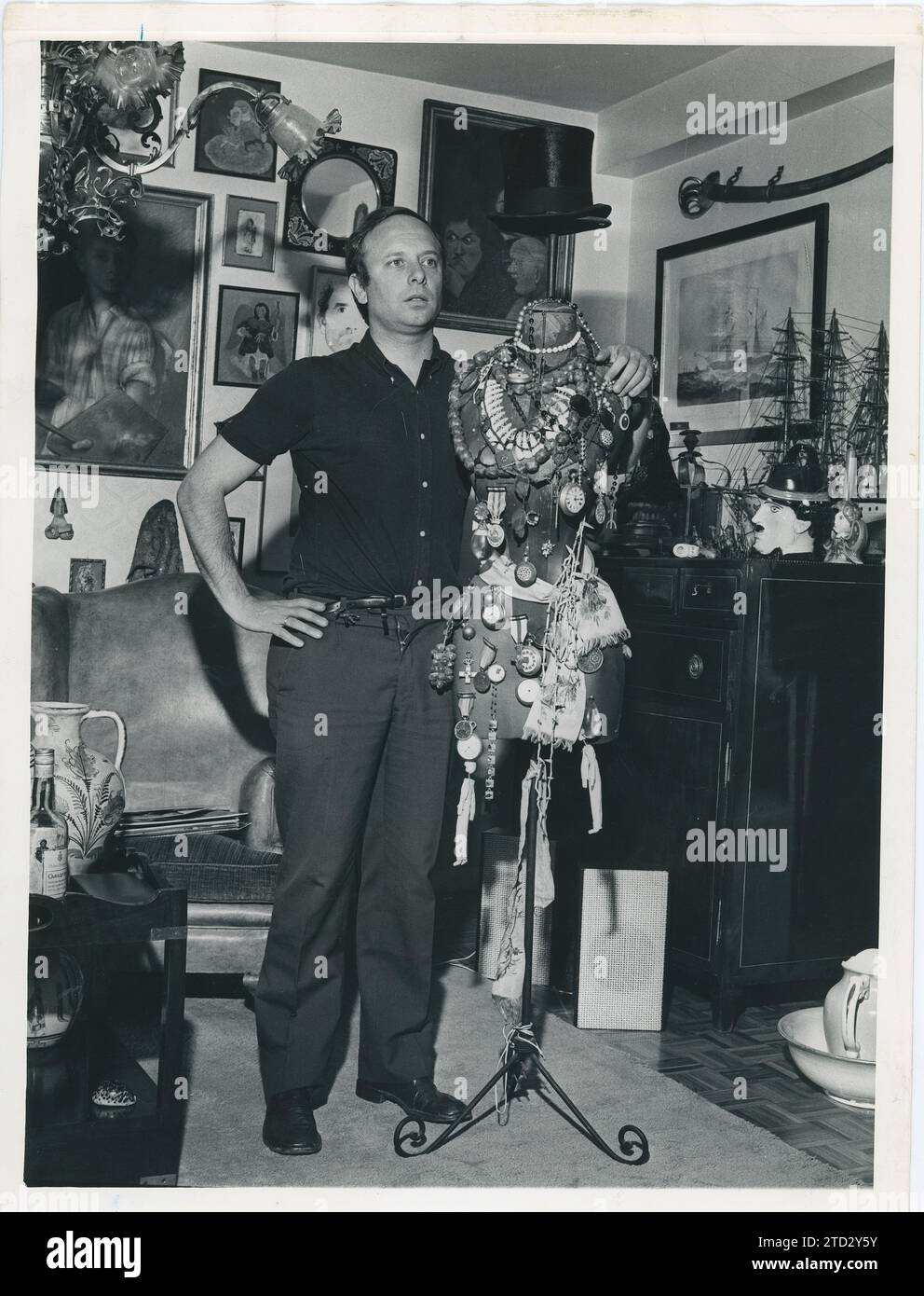 Madrid, juin 1973. Manuel Summers à la maison, à côté d'un mannequin. Crédit : Album / Archivo ABC / Luis Alonso Banque D'Images