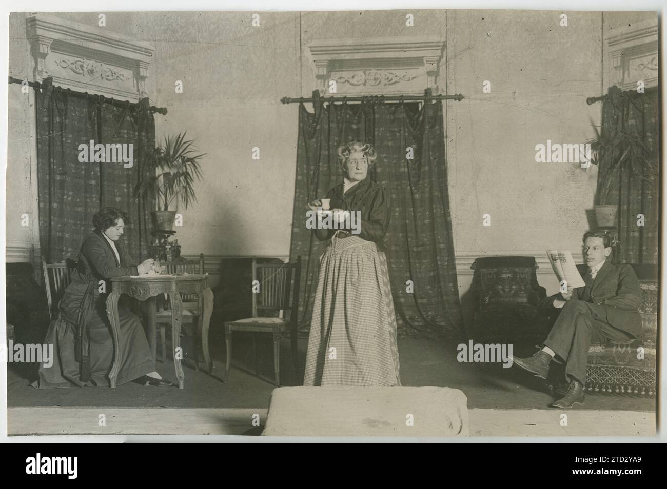 Madrid, 02/13/1909. Théâtre espagnol. Première de 'The Achilles' Heel', une comédie de Manuel Bueno. Première scène de l'acte deux. Crédit : Album / Archivo ABC / Ramón Alba Banque D'Images