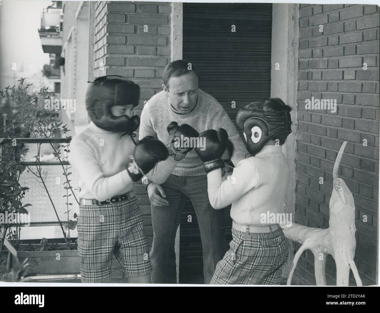 Madrid, juin 1973. Manuel Summers à la maison, jouant à la boxe avec ses enfants. Crédit : Album / Archivo ABC / Luis Alonso Banque D'Images