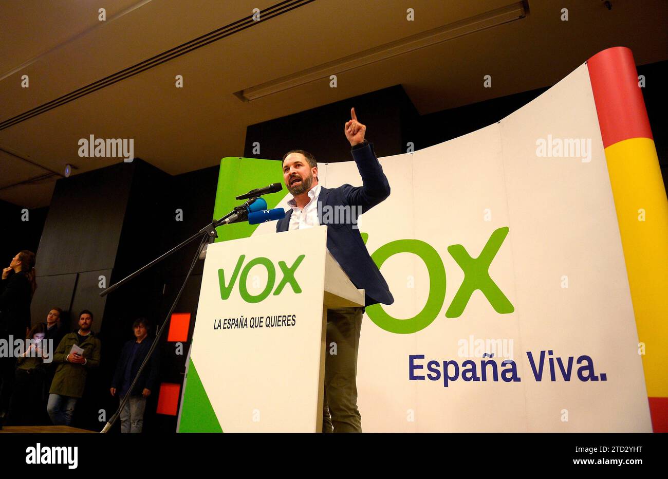 Santiago Abascal, leader du parti d'extrême droite espagnol VOX, prononce un discours lors d'une réunion de campagne avant les élections régionales en Andalousie, le 26 novembre 2018 à Grenade. - Avec une ligne dure sur l'immigration et le séparatisme catalan, le petit parti d'extrême droite espagnol VOX commence à faire des vagues et pourrait remporter des sièges lors d'une élection régionale pour la première fois en Andalousie dimanche. Alors que les sondages placent les socialistes en tête dans leur bastion régional traditionnel du Sud qu’ils gouvernent depuis 36 ans, VOX semble en bonne voie de remporter jusqu’à cinq sièges au Parlement andalou de 109 sièges au sein du Banque D'Images