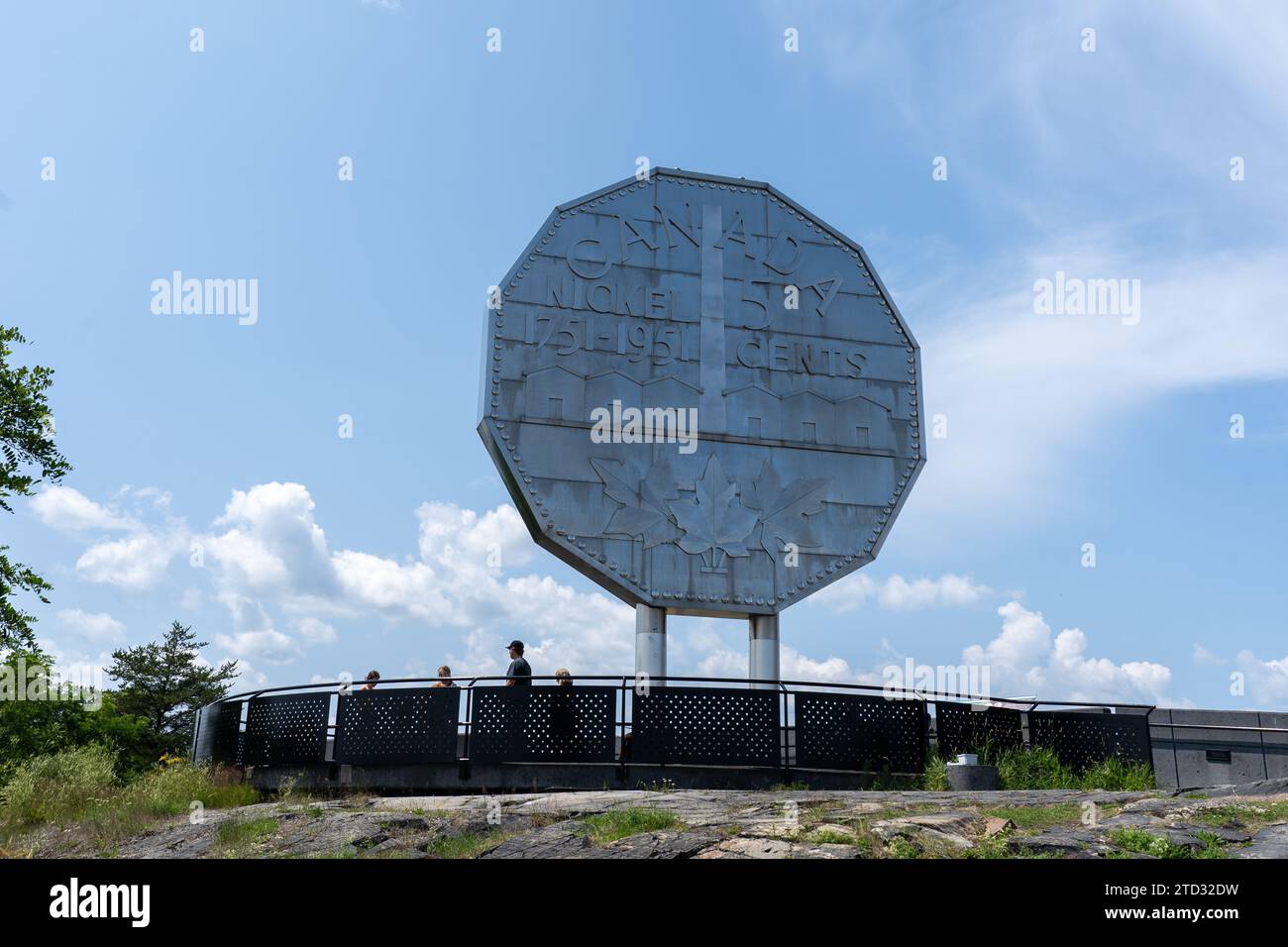 Gros nickel avec ciel bleu en arrière-plan dans le Grand Sudbury, ON, Canada Banque D'Images