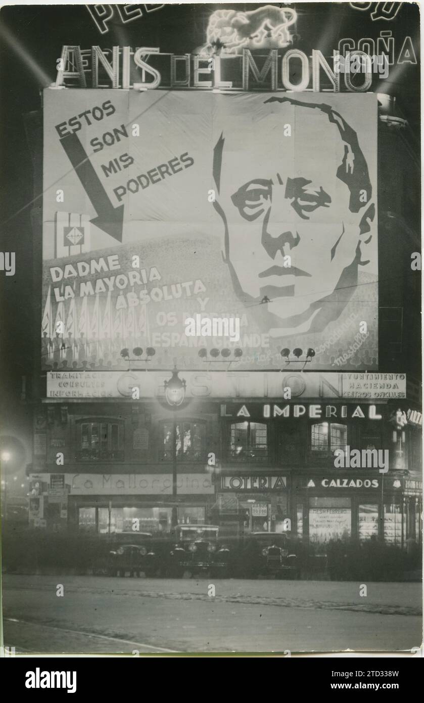 Madrid, février 1936. Le célèbre panneau installé à la Puerta del sol par le CEDA, dirigé par José María Gil Robles : «ce sont mes pouvoirs. Donnez-moi la majorité absolue et je vous donnerai une grande Espagne." Crédit : Album / Archivo ABC / Albero y Segovia Banque D'Images