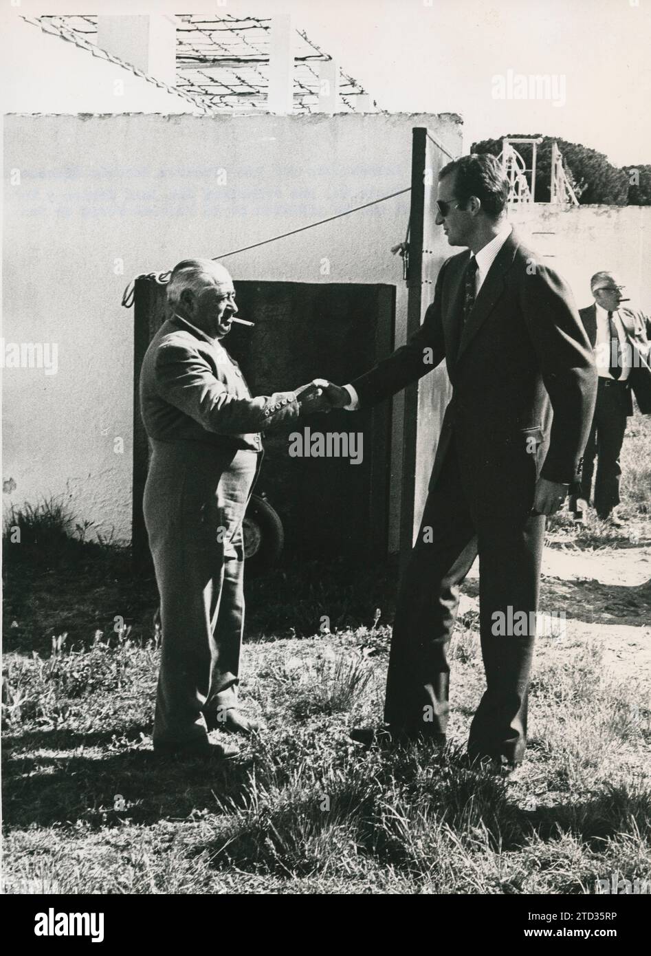 Madrid, 1972 (CA.). Les Princes à la Venta del Batán. Accompagné du droitier Antonio Bienvenida et Sebastián Palomo Linares, SS. AA. Les princes Don Juan Carlos et Doña Sofía ont contemplé le bétail qui sera combattu à la prochaine foire de San Isidro. Crédit : Album / Archivo ABC Banque D'Images