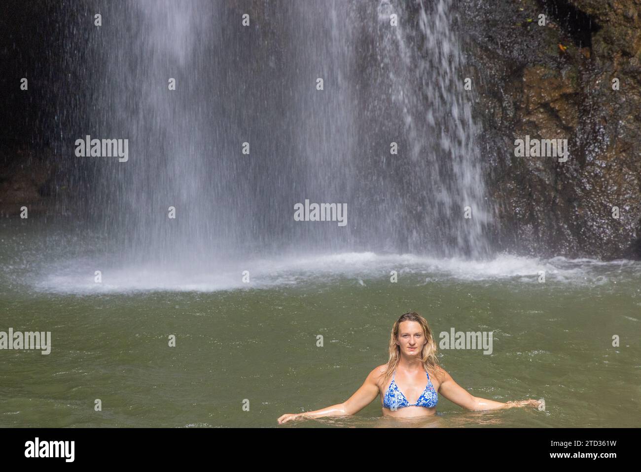 Une jeune femme en maillot de bain à la cascade de Leke Leke dans une forêt tropicale luxuriante, Bali, Indonésie Banque D'Images