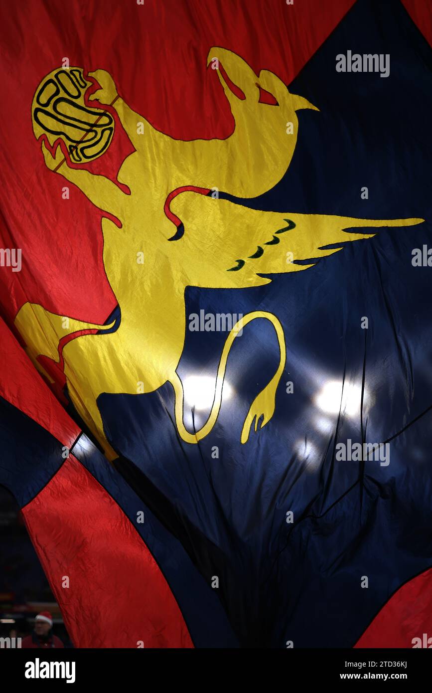 Gênes, Italie, 15 décembre 2023. Un drapeau géant portant l'image d'un griffon est vu pendant le match de Serie A à Luigi Ferraris, à Gênes. Le crédit photo devrait se lire : Jonathan Moscrop / Sportimage Banque D'Images